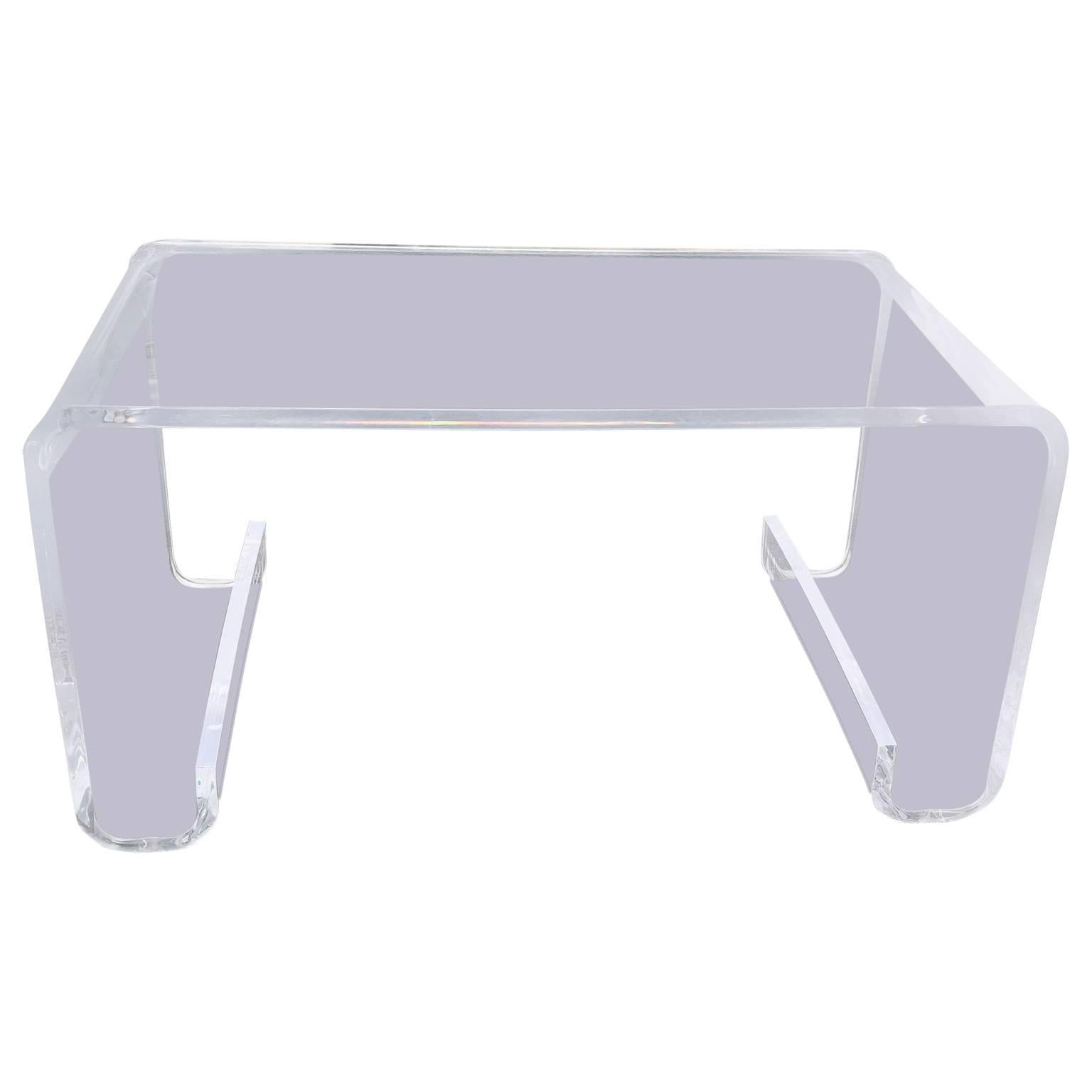 Table de cocktail en Lucite à la manière de Jones. Cette exquise table rectangulaire de style moderne du milieu du siècle est en lucite épaisse. La table est robuste et s'intégrera à merveille dans un décor moderne. 



 