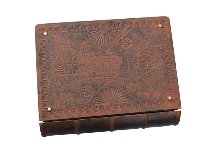 Holz-Bibelschachtel „Forget Me Not“ aus dem 19. Jahrhundert mit verstecktem Fach (Geschnitzt) im Angebot