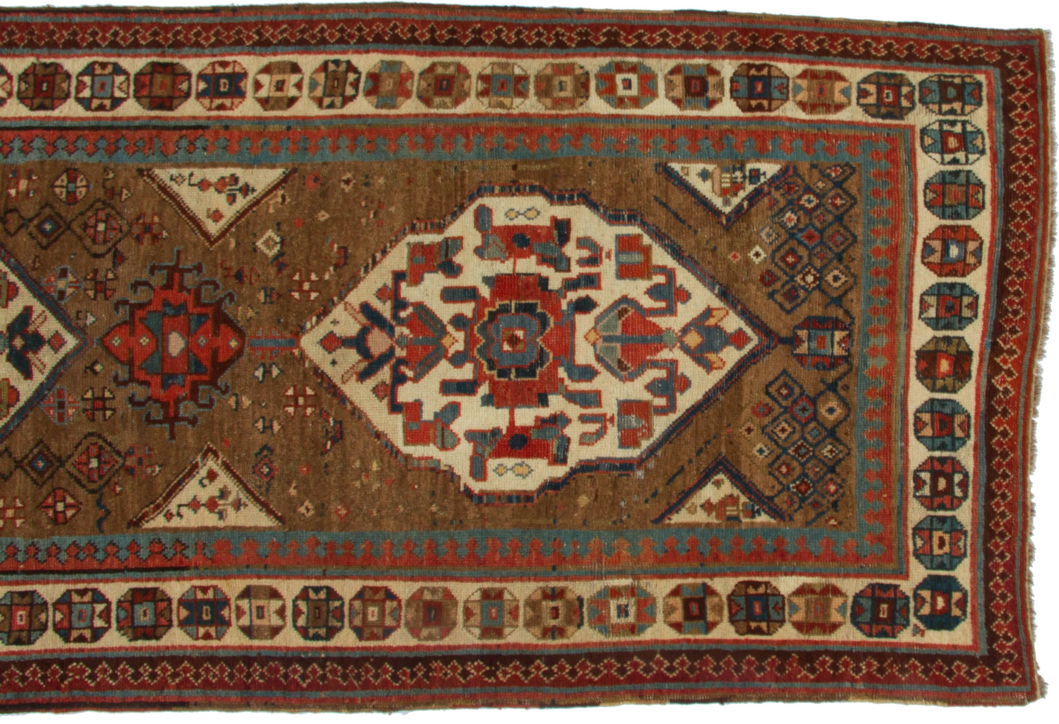 This is a beautiful  and visual long Sarab runner with a pleasing warm color palette.