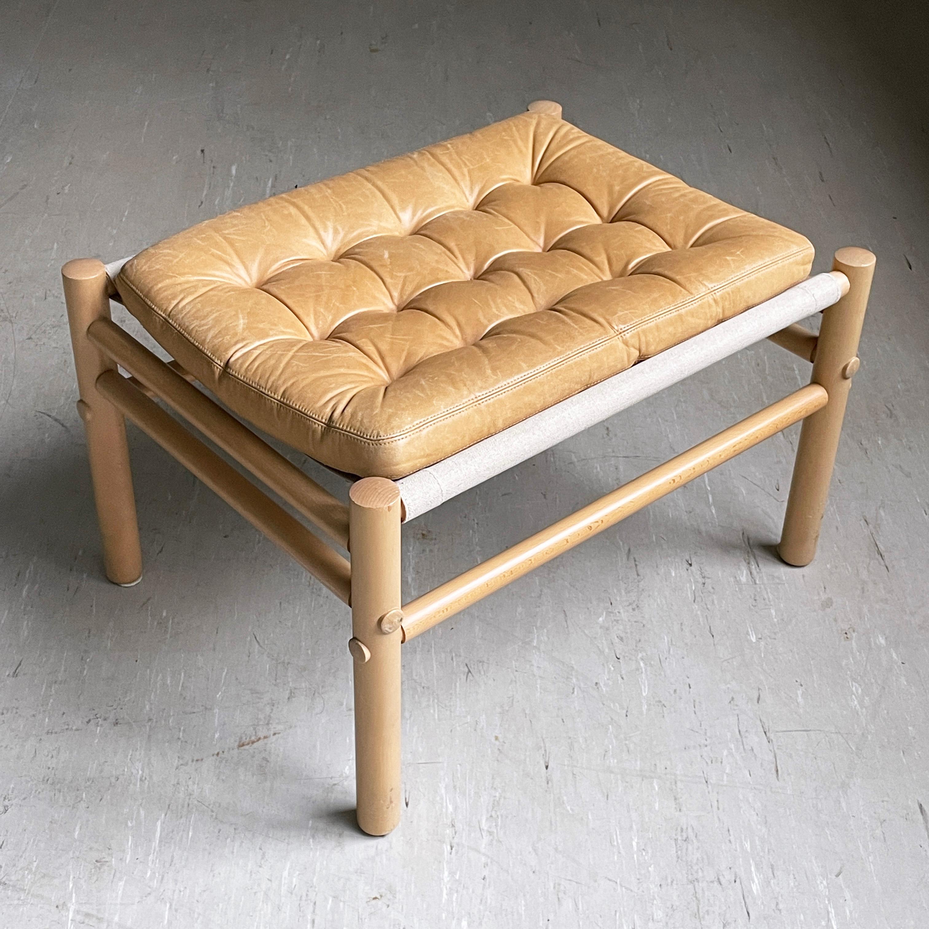Otomana / Reposapiés 'Junker' de los años 70 diseñado por Bror Boije para DUX, Suecia. 
Base de madera maciza de haya con cojín de asiento original de cuero y lona (cuero ligeramente patinado). Estilo Safari escandinavo.
 
En muy buen estado, con