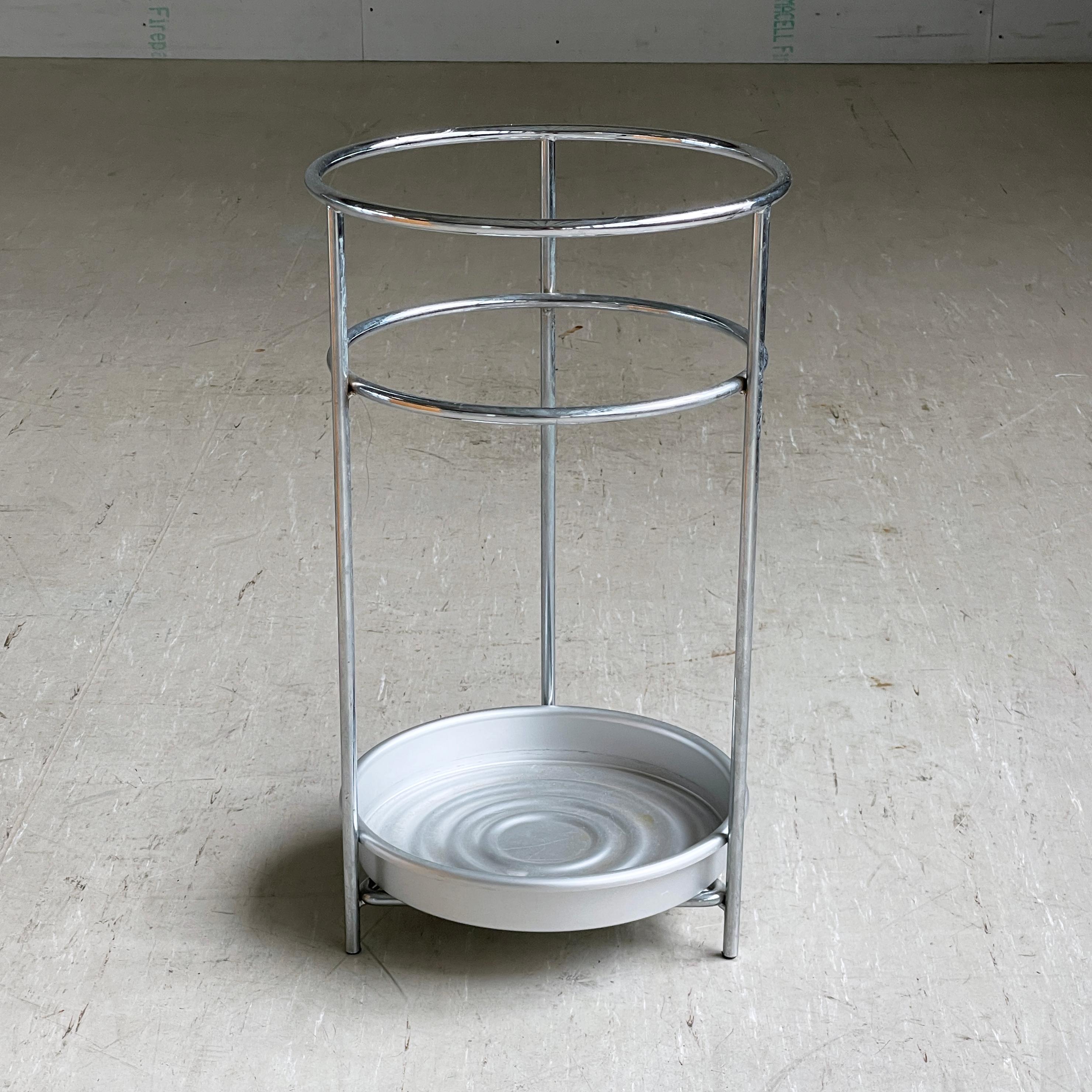 Porte-parapluies Platea de J.M. I. Massana & J.M Tremoleda pour Mobles114. Fabriqué en aluminium. Avec base métallique amovible. 
Design/One : J.M Massana, Barcelone 1947 & J.M Tremoleda, Barcelone, 1946
Produit : Mobles114
Dimensions : Hauteur 54