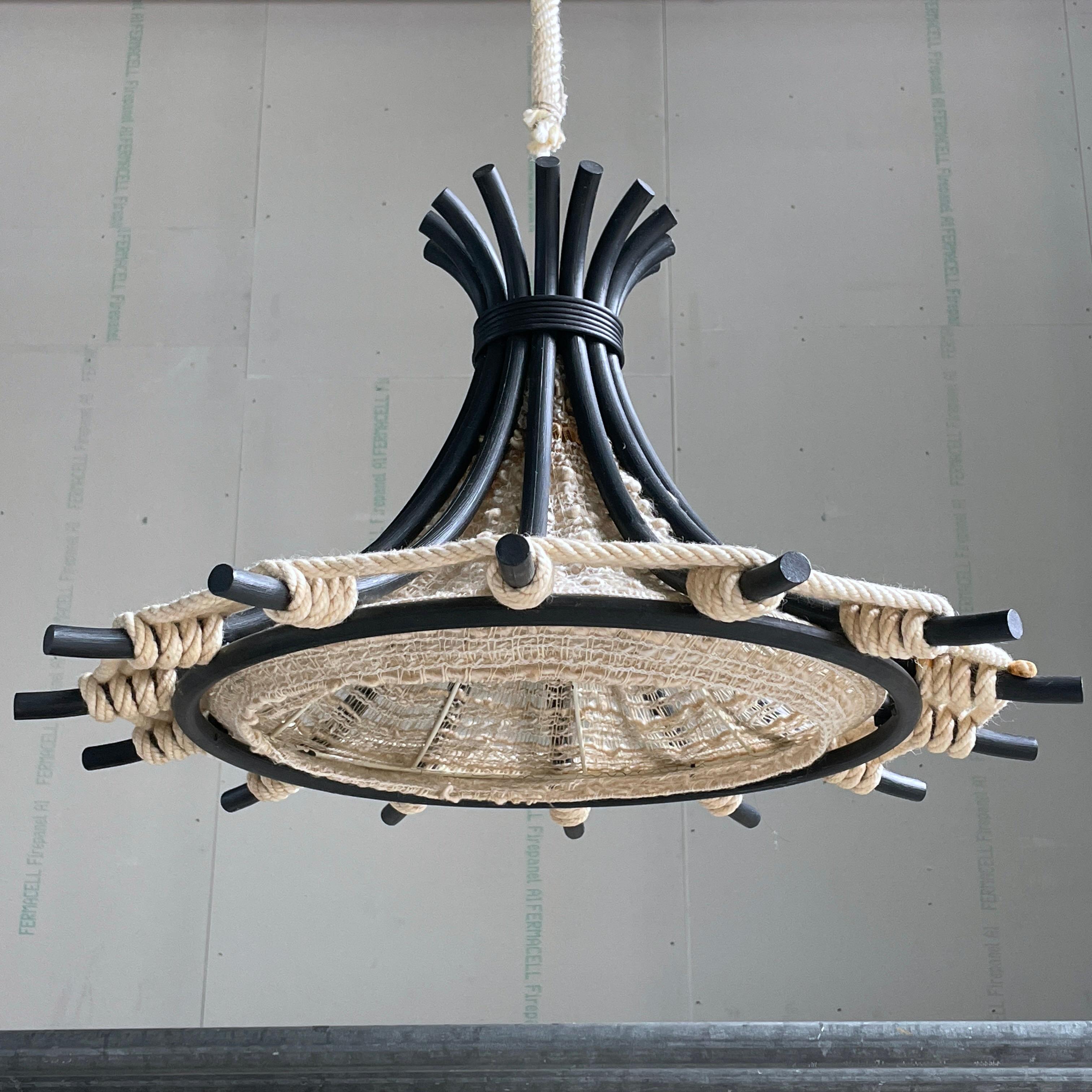 Lampada a sospensione danese degli anni '70 in stile brutalista. Materiali organici, con accenti in corda che creano una calda illuminazione diffusa.

Misure: Diametro: 60 cm  Altezza: 36 cm (compreso il metallo)
Colore: 
Condit: Molto buono, con
