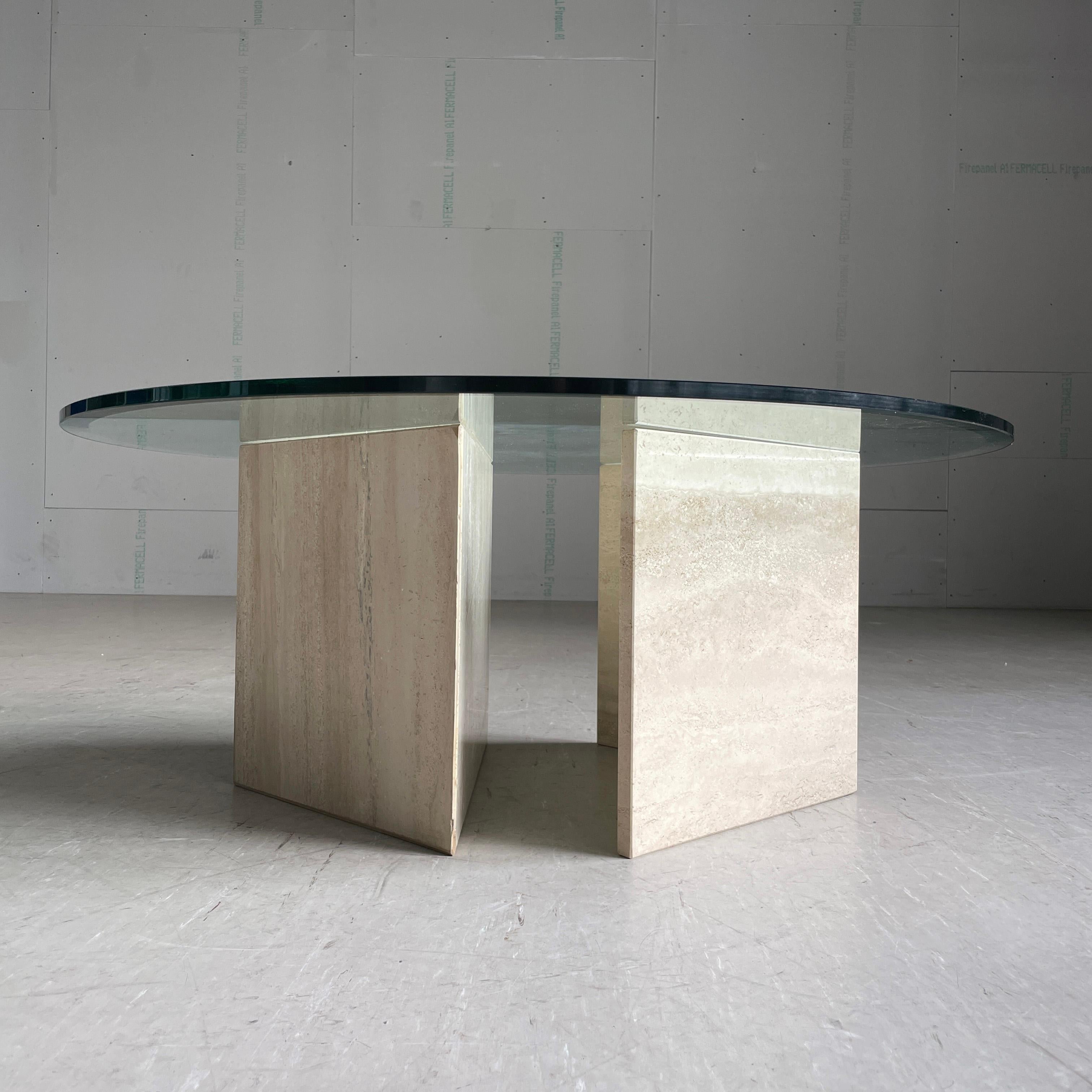 italien Table basse en verre et travertin des années 1970 en vente