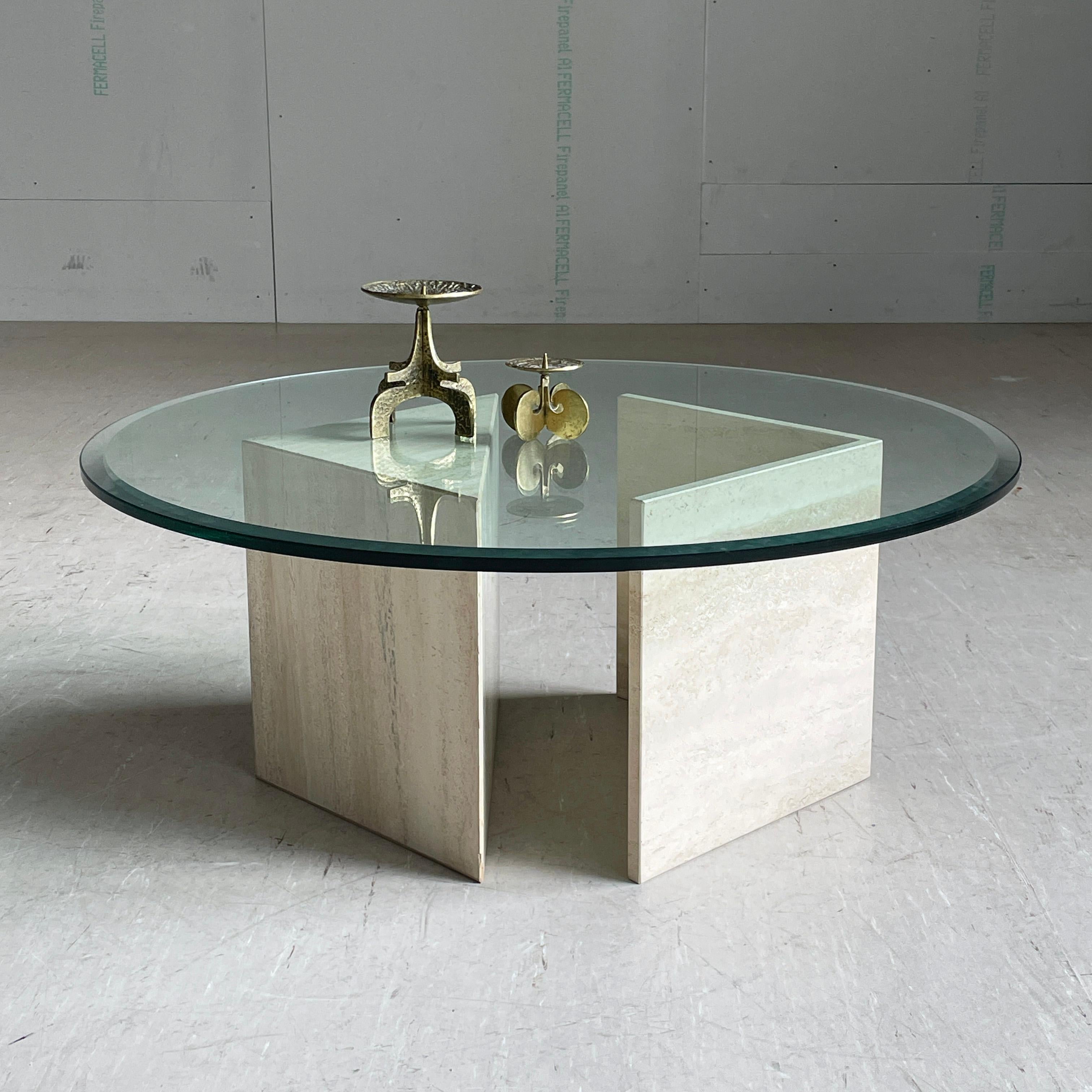 Table basse en verre et travertin des années 1970 en vente 9