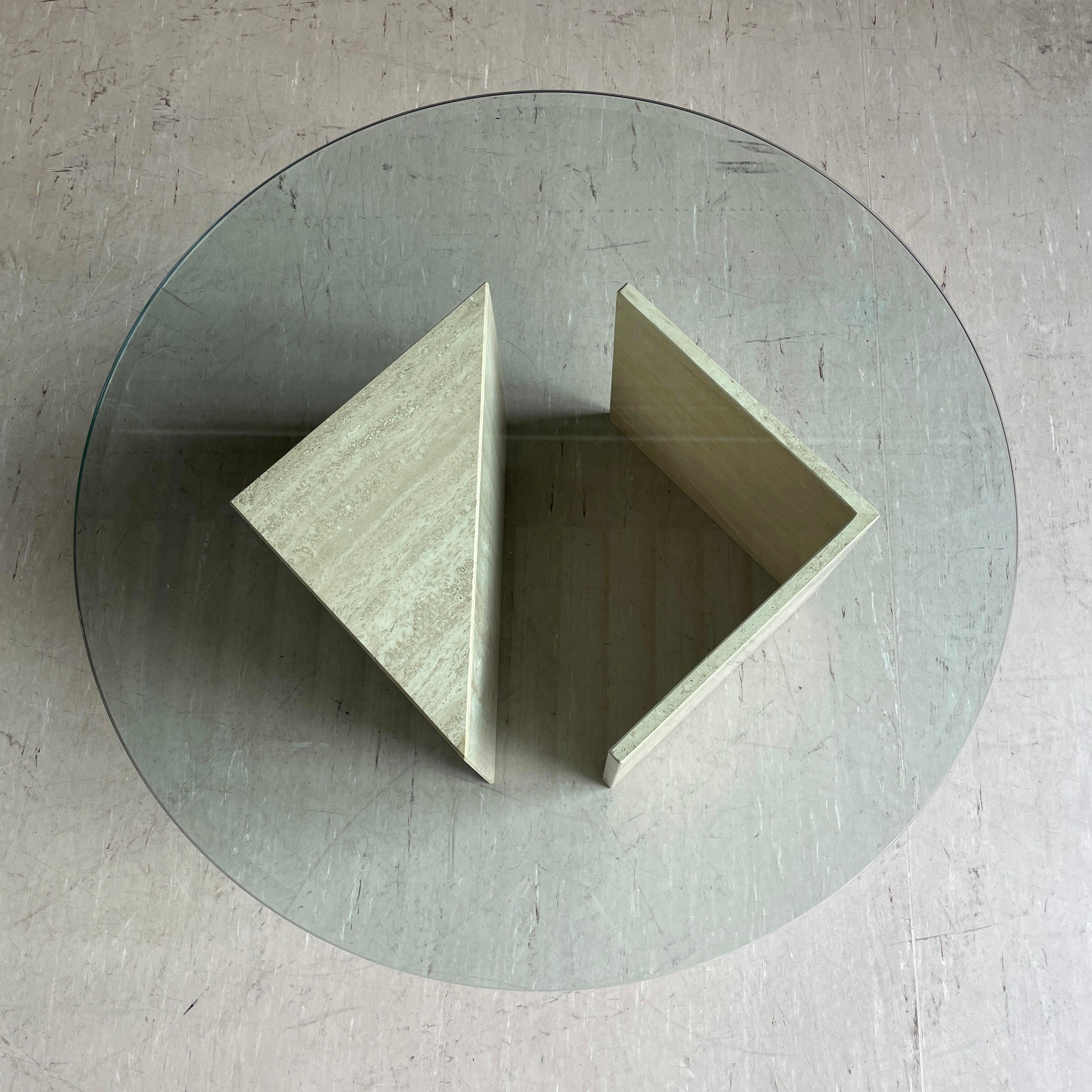 Postmoderne Table basse en verre et travertin des années 1970 en vente