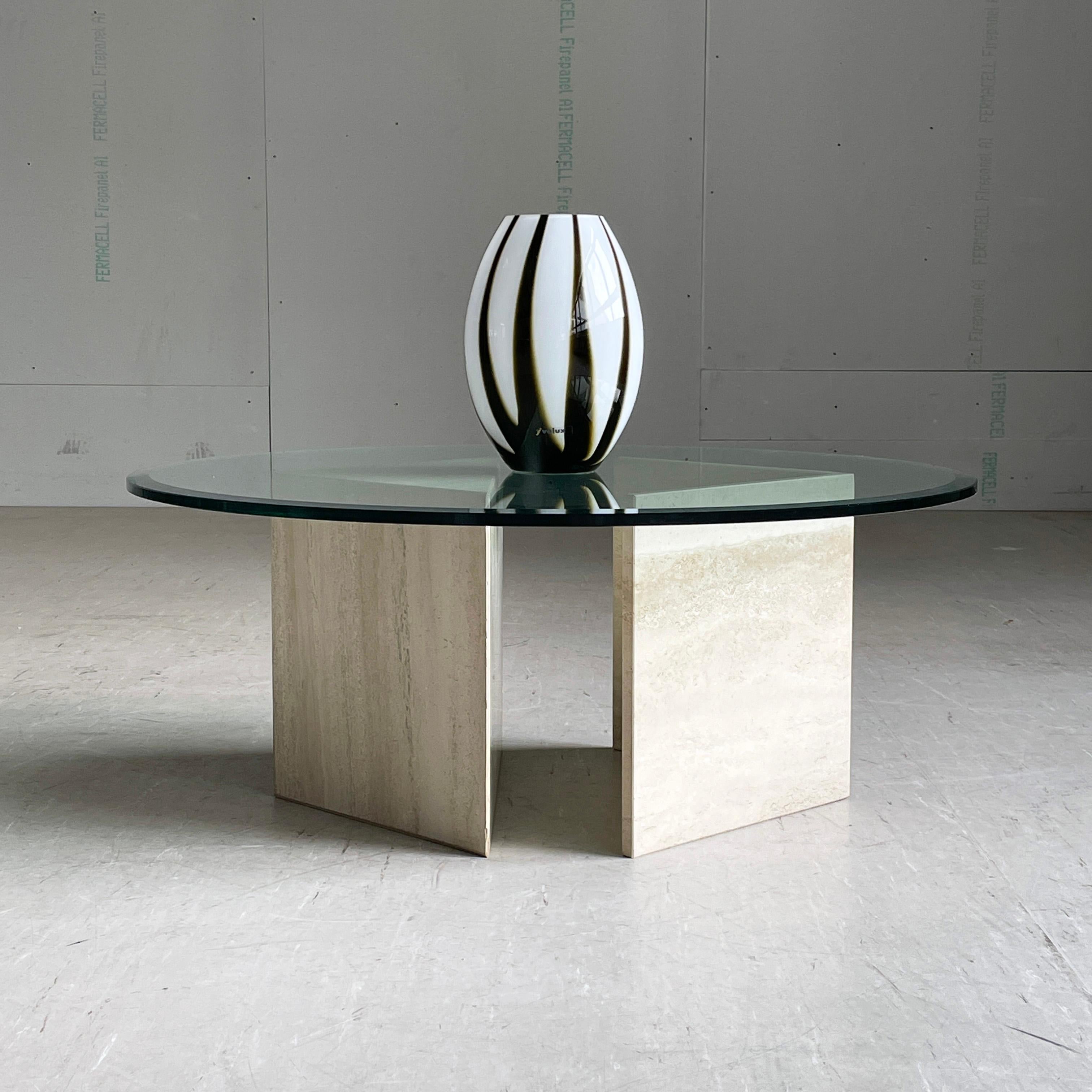 Table basse en verre et travertin des années 1970 en vente 2