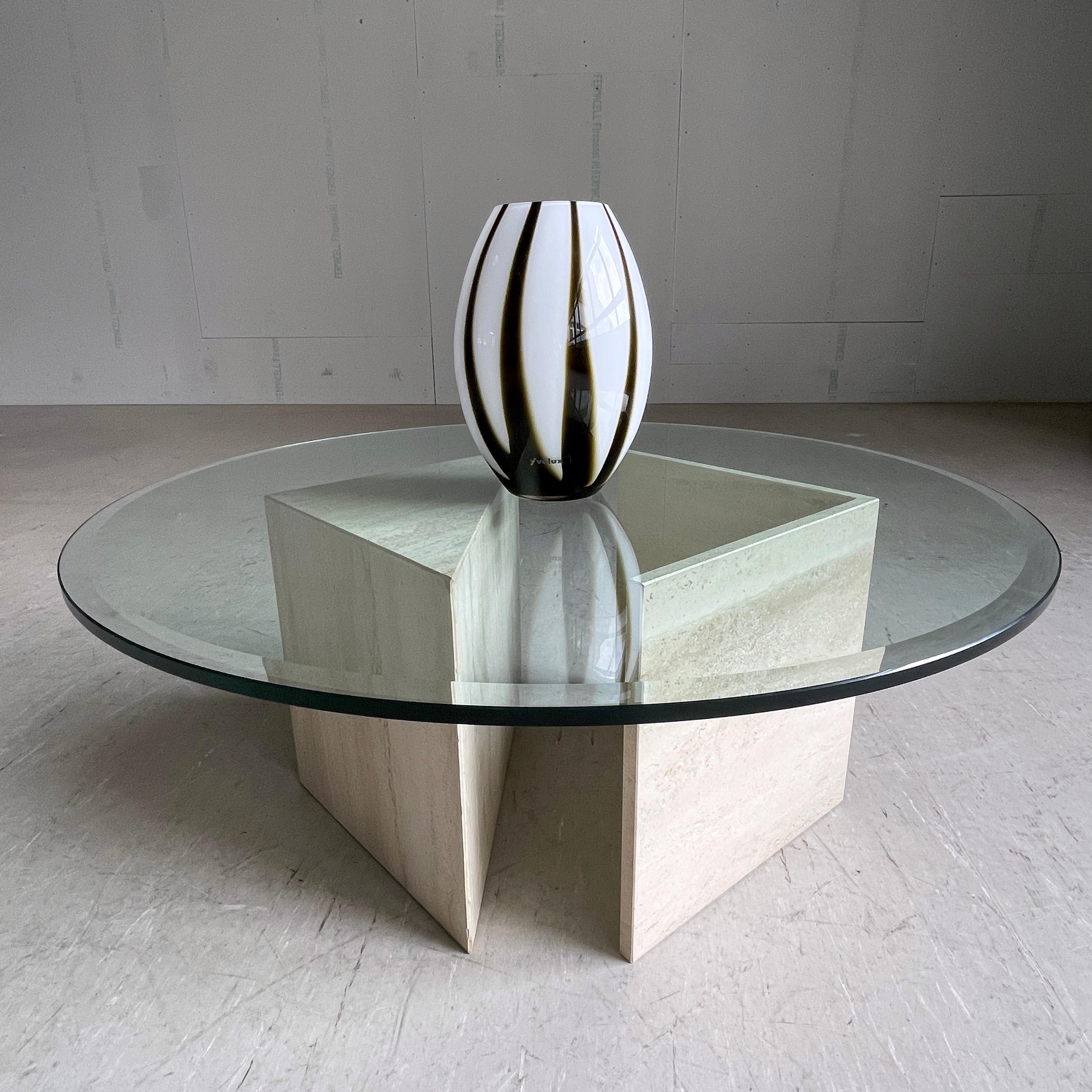 Table basse en verre et travertin des années 1970 en vente 3