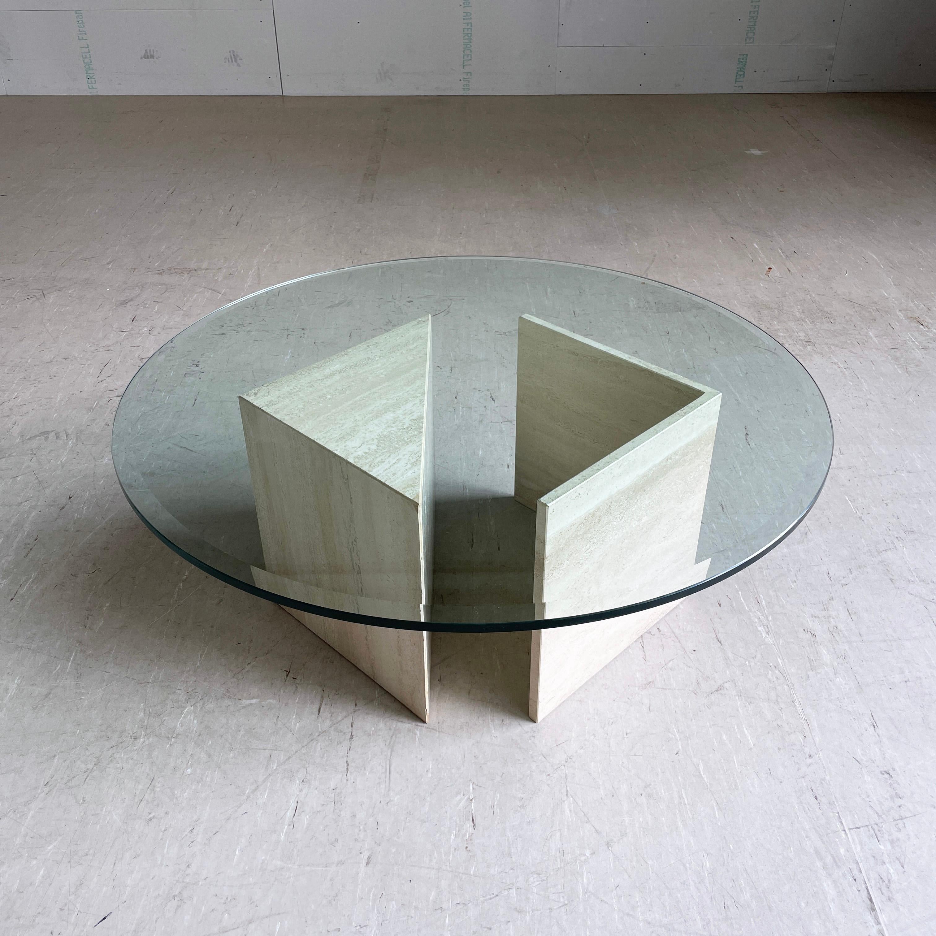 Table basse en verre et travertin des années 1970 en vente 1
