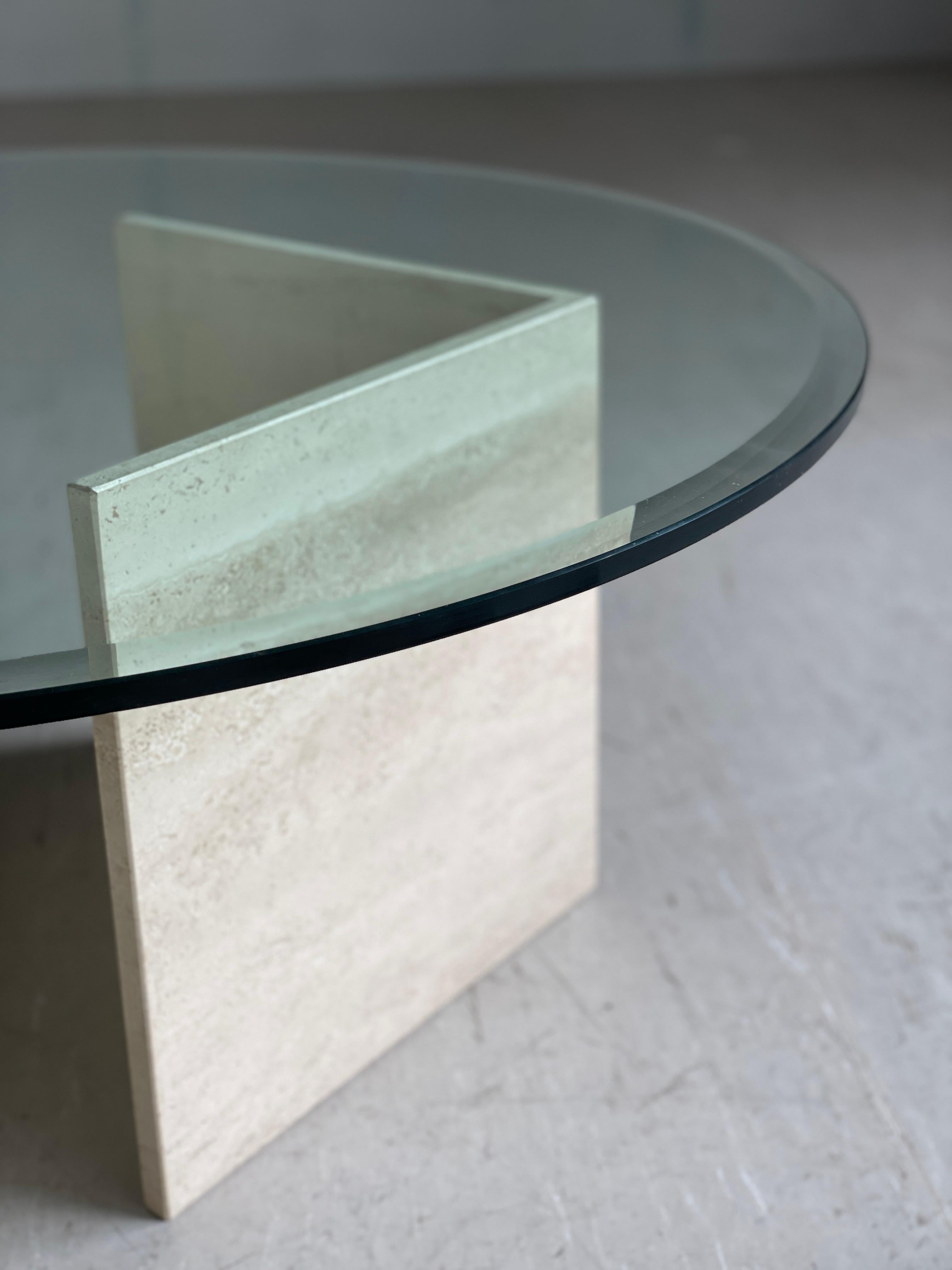 Verre Table basse en verre et travertin des années 1970 en vente