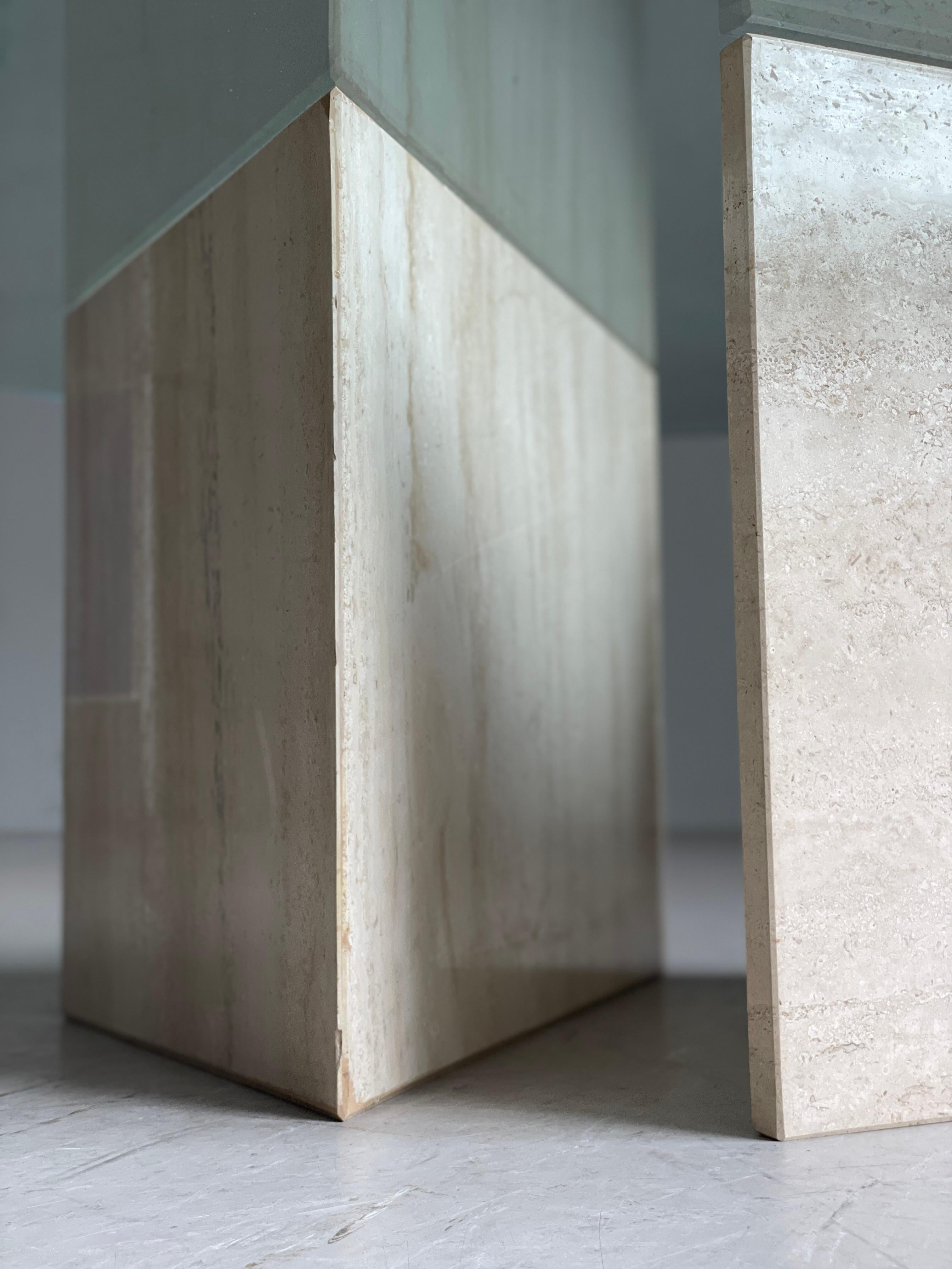 Table basse en verre et travertin des années 1970 en vente 8