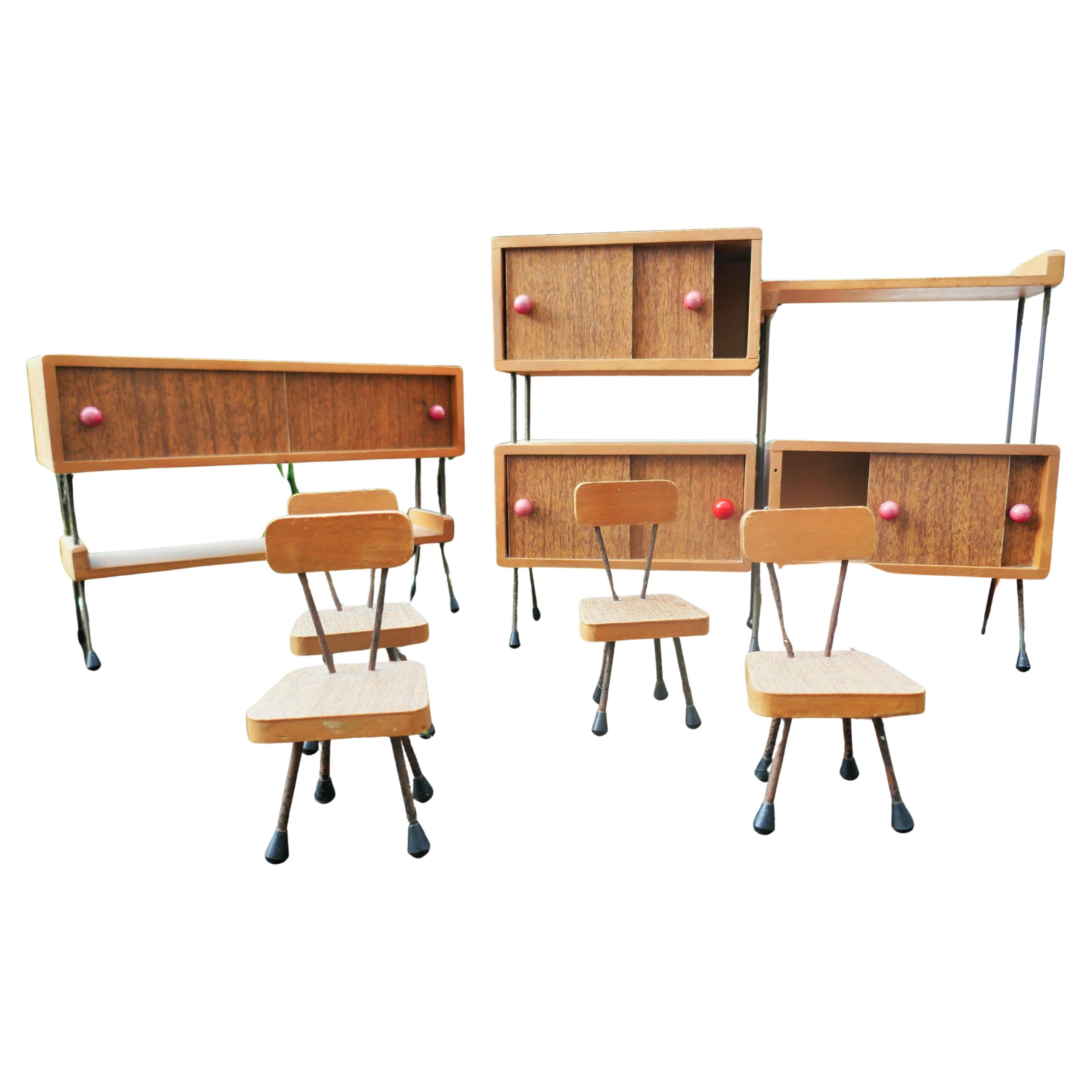 Miniature furniture and chairs from the 60s
A piece of furniture is missing a rubber and a non-original red knob
Good condition.
Thanks