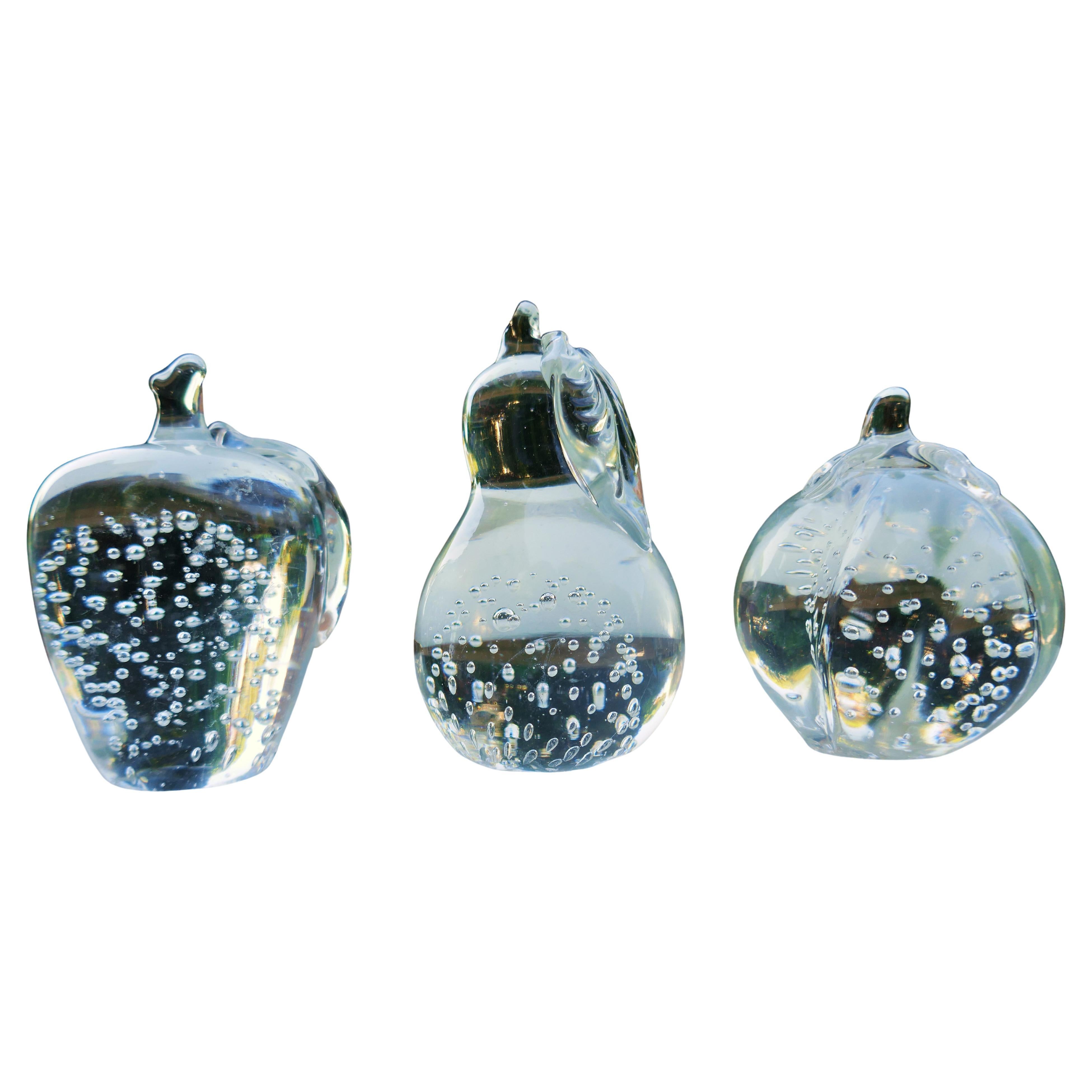 Trois fruits en verre de Murano, probablement produits par Seguso ou Barovier