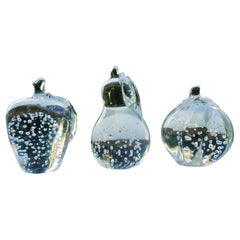 Trois fruits en verre de Murano, probablement produits par Seguso ou Barovier