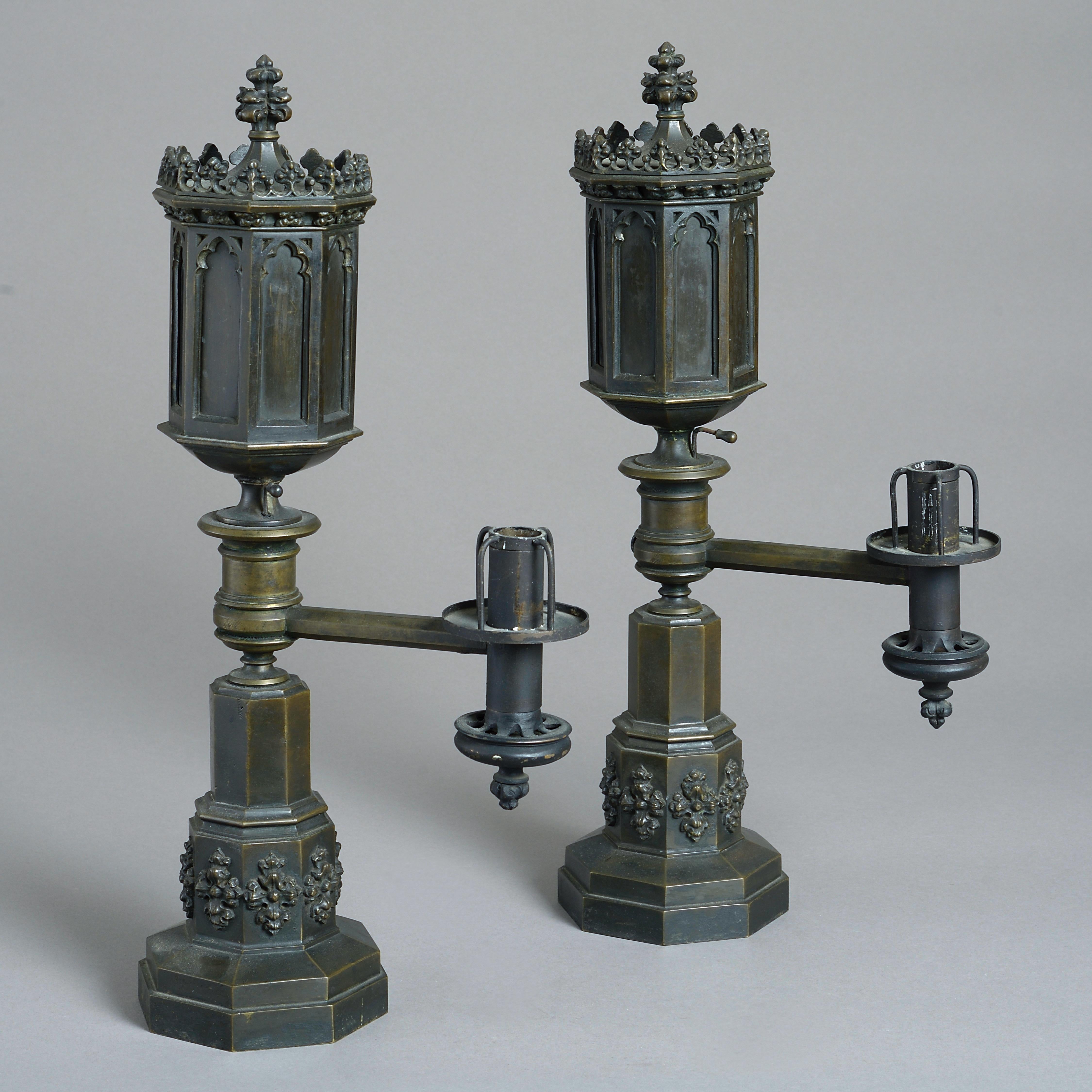 UNE JOLIE PAIRE DE LAMPES DE COLZA EN BRONZE DE GEORGE IV GOTHIQUE, vers 1825.