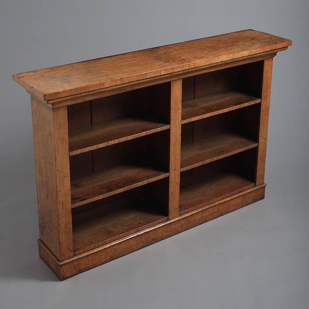 A William IV figured oak open bookcase, circa 1835. 

With adjustable shelves.