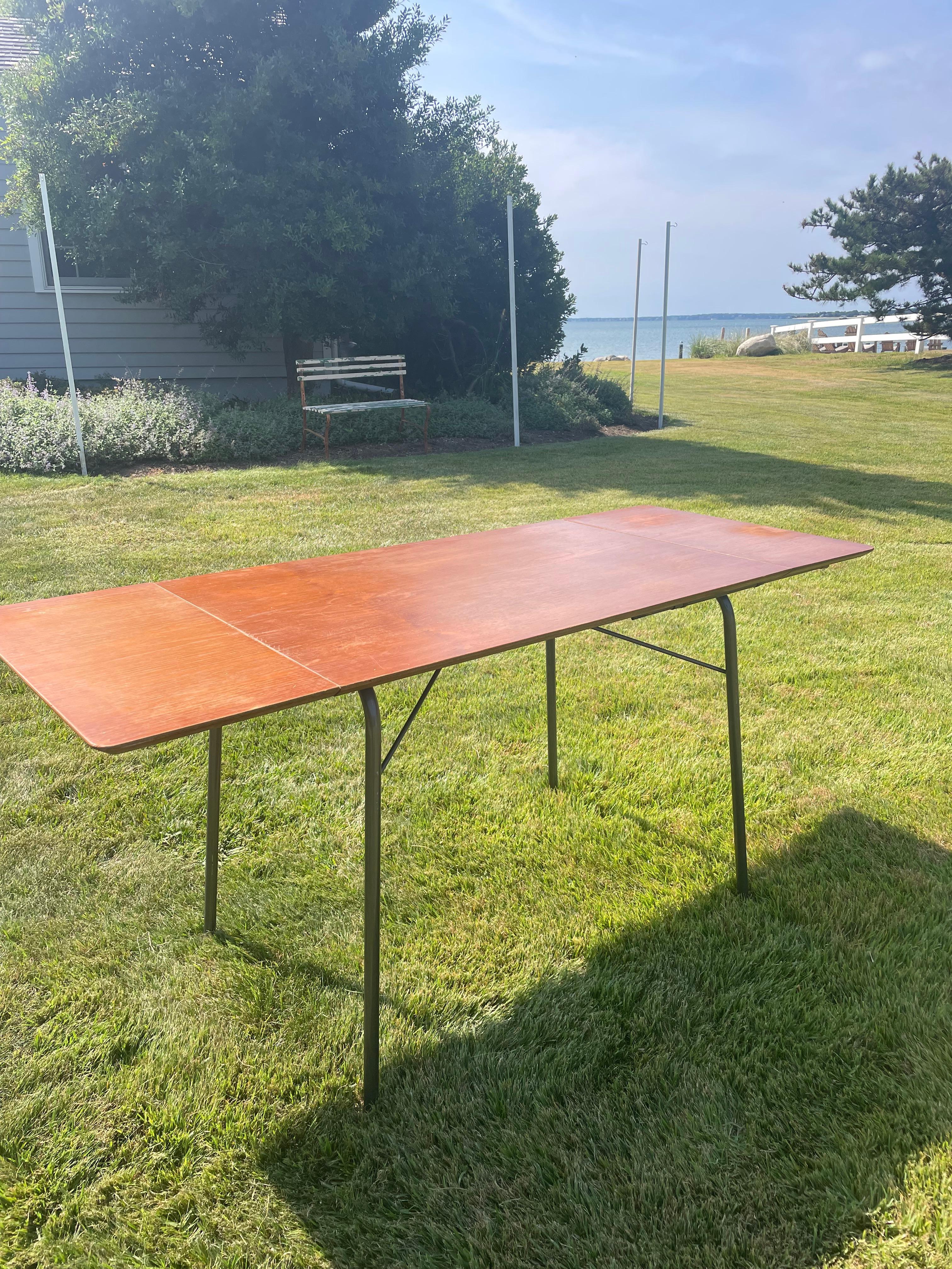 Mesa plegable de madera vintage con cuatro sillas de madera curvada al estilo de Arne Jacobsen Moderno de mediados de siglo en venta