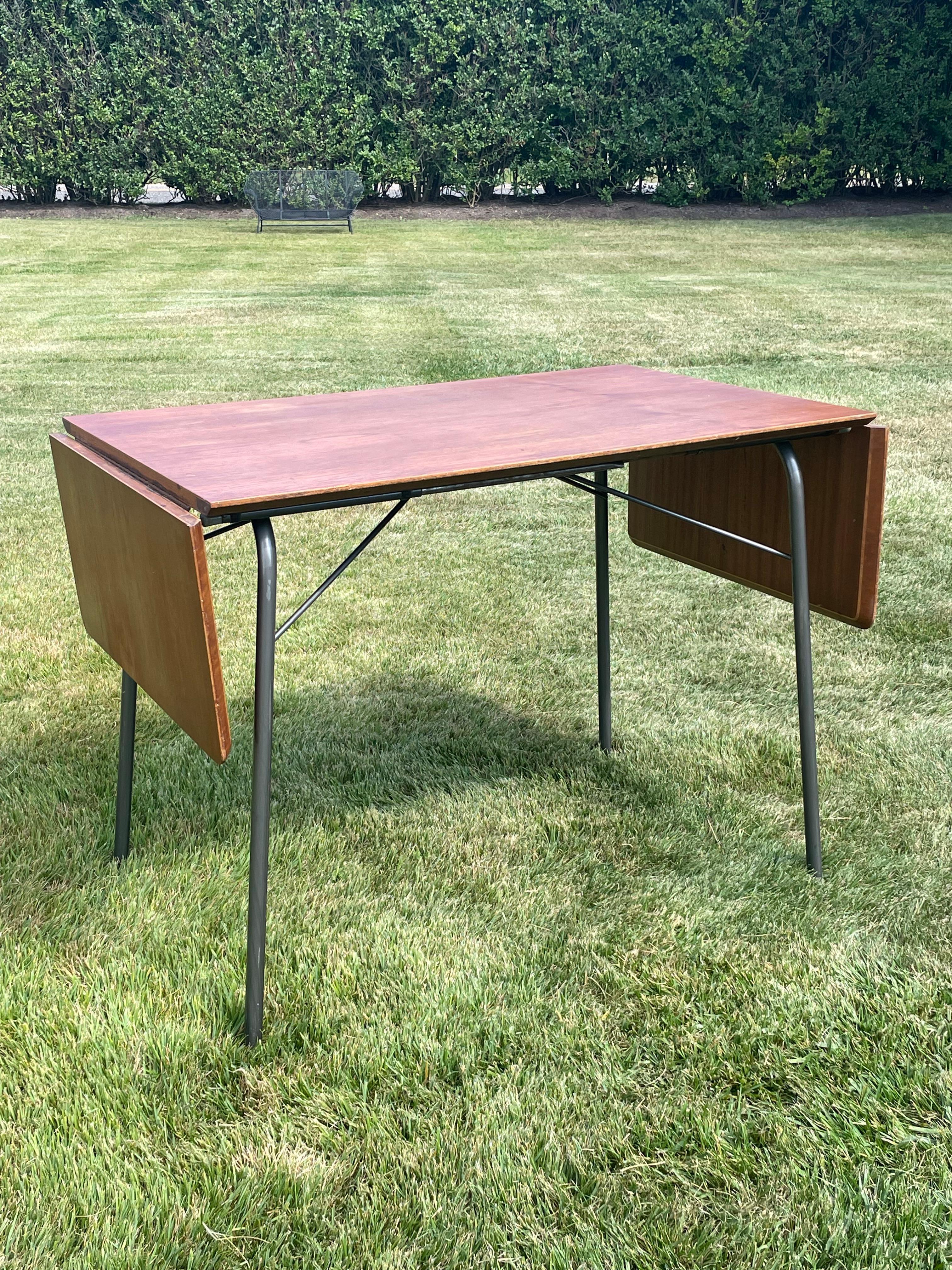 Mesa plegable de madera vintage con cuatro sillas de madera curvada al estilo de Arne Jacobsen Danés en venta