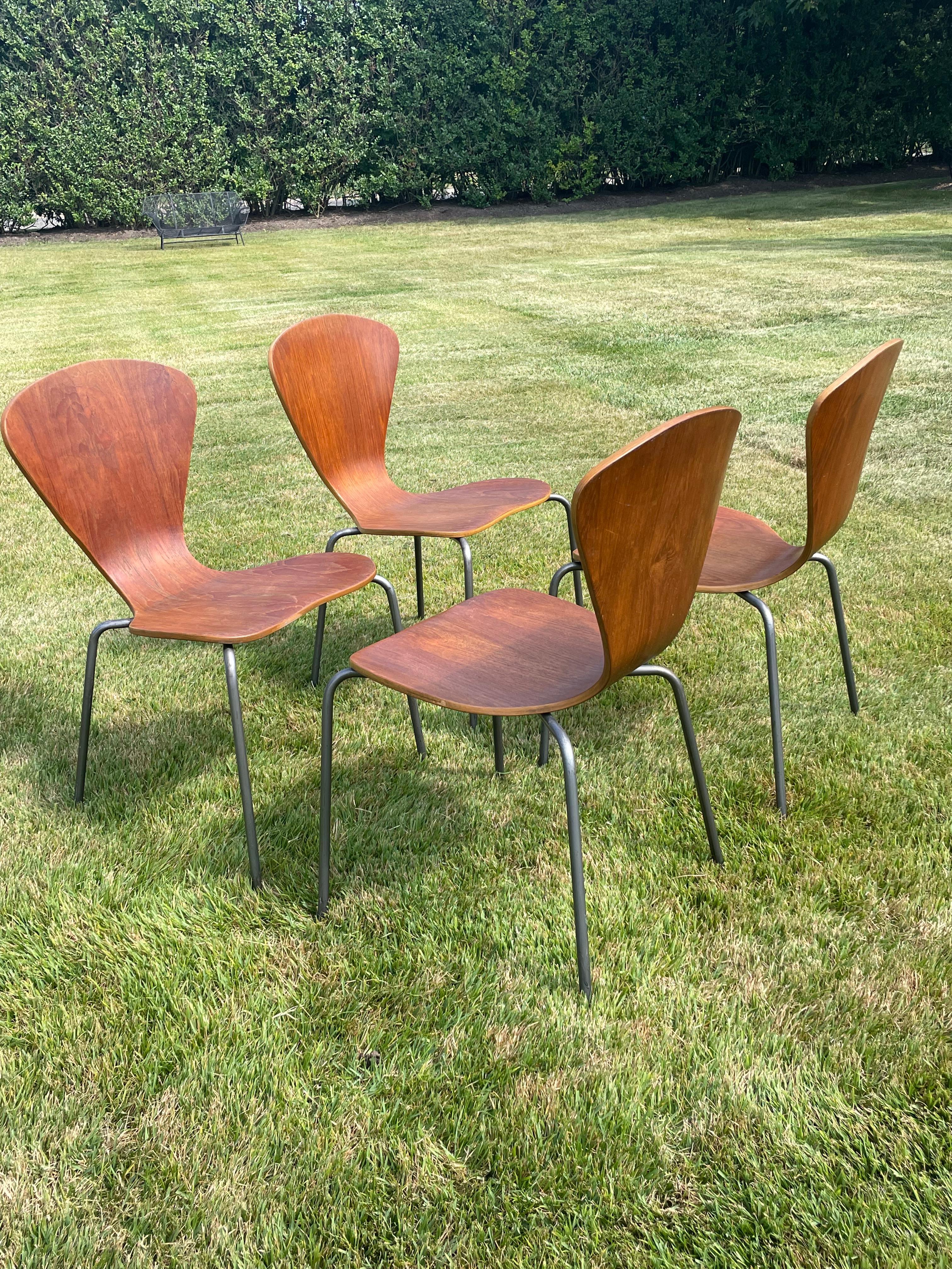 Mesa plegable de madera vintage con cuatro sillas de madera curvada al estilo de Arne Jacobsen siglo XX en venta