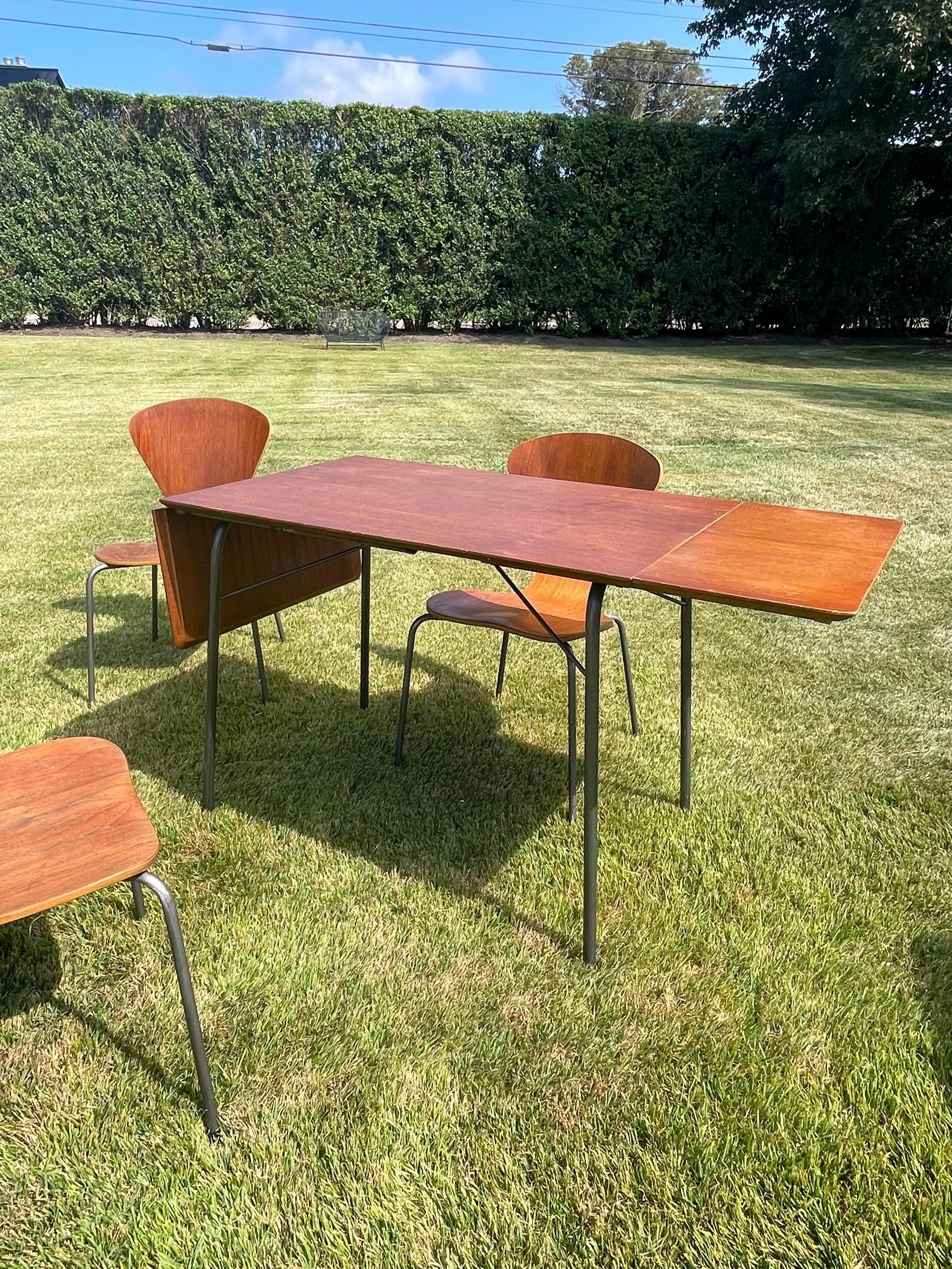 Mesa plegable de madera vintage con cuatro sillas de madera curvada al estilo de Arne Jacobsen Acero en venta