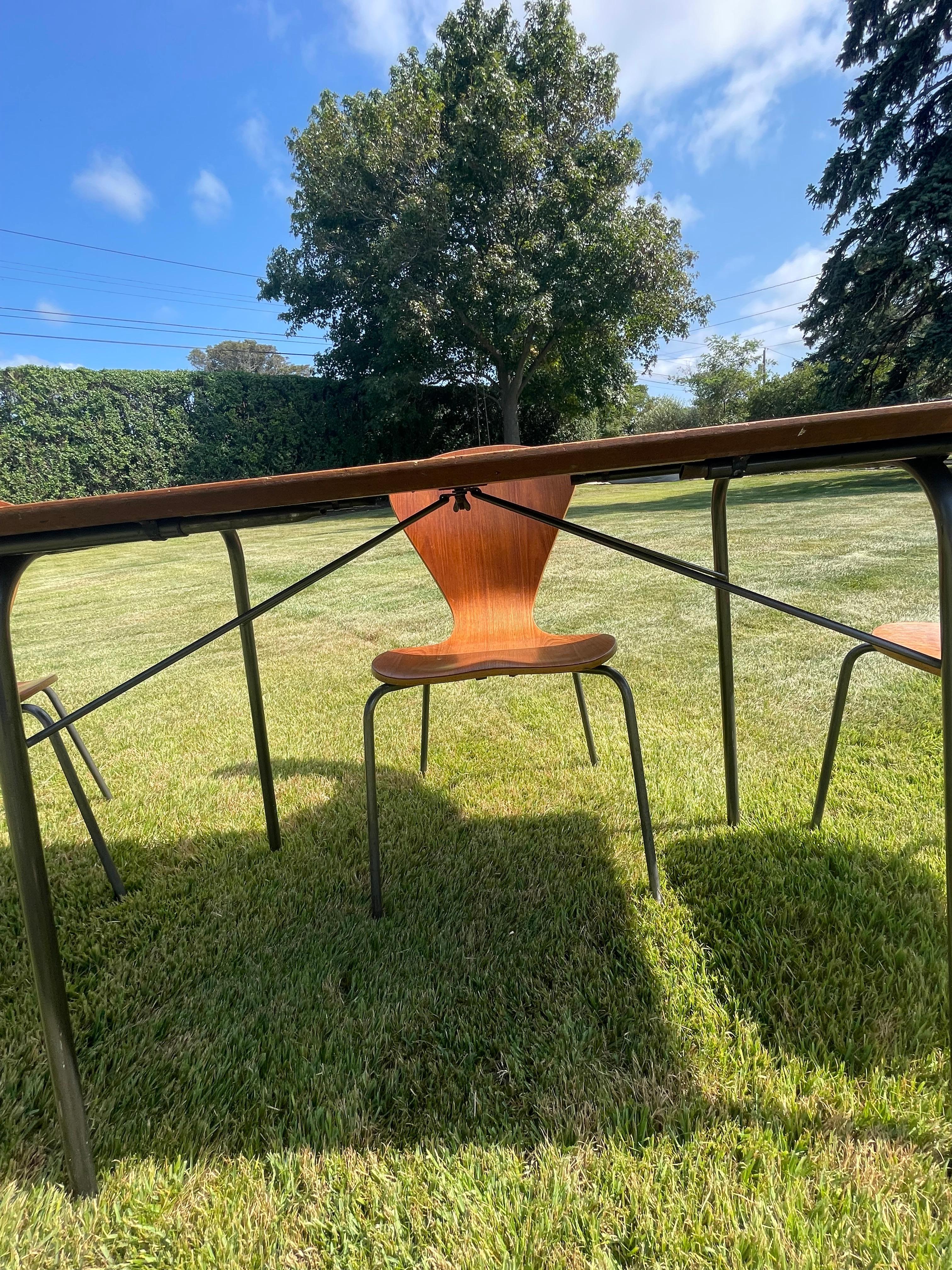 Mesa plegable de madera vintage con cuatro sillas de madera curvada al estilo de Arne Jacobsen en venta 1