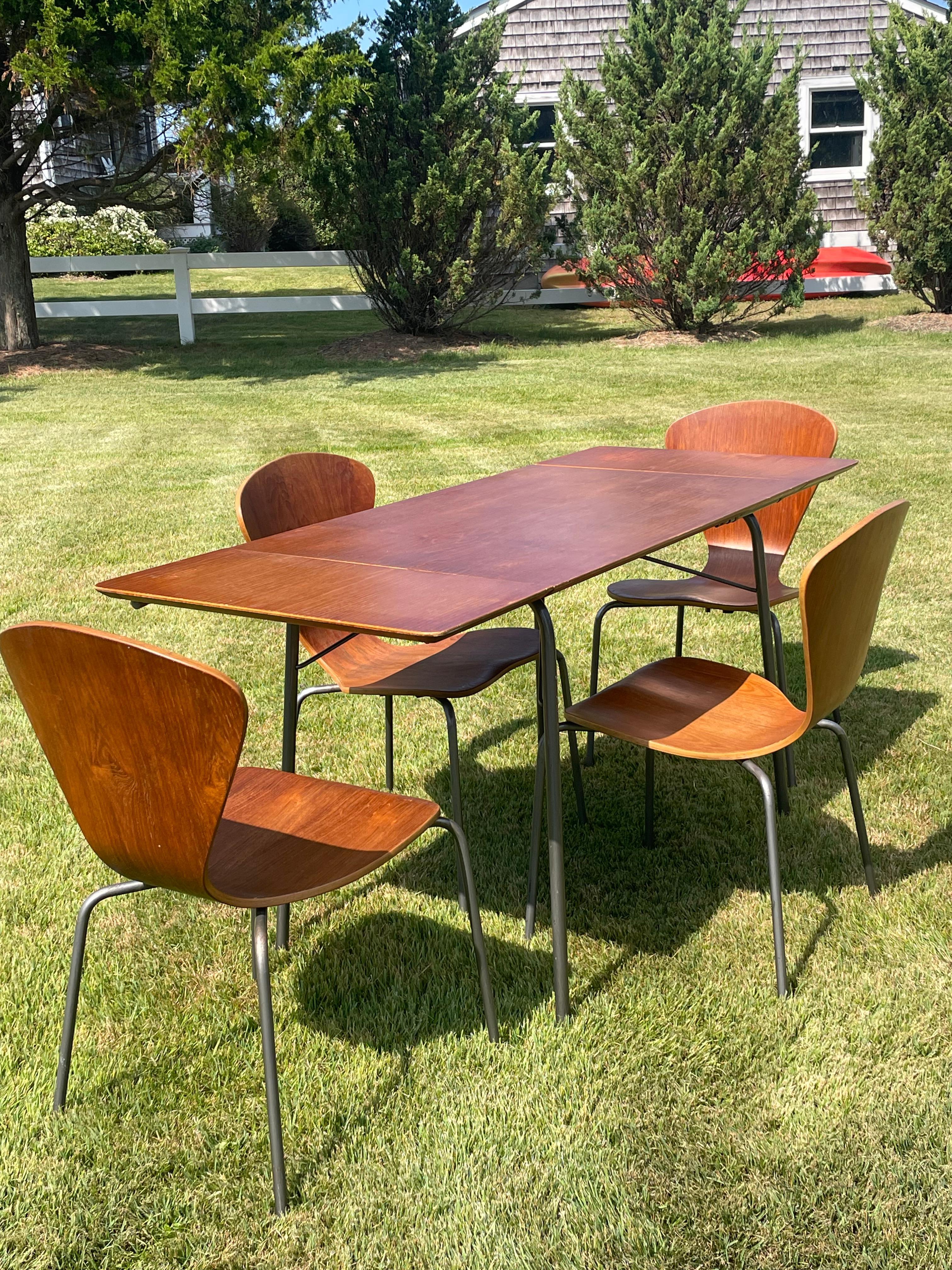 Mesa plegable de madera vintage con cuatro sillas de madera curvada al estilo de Arne Jacobsen en venta 2