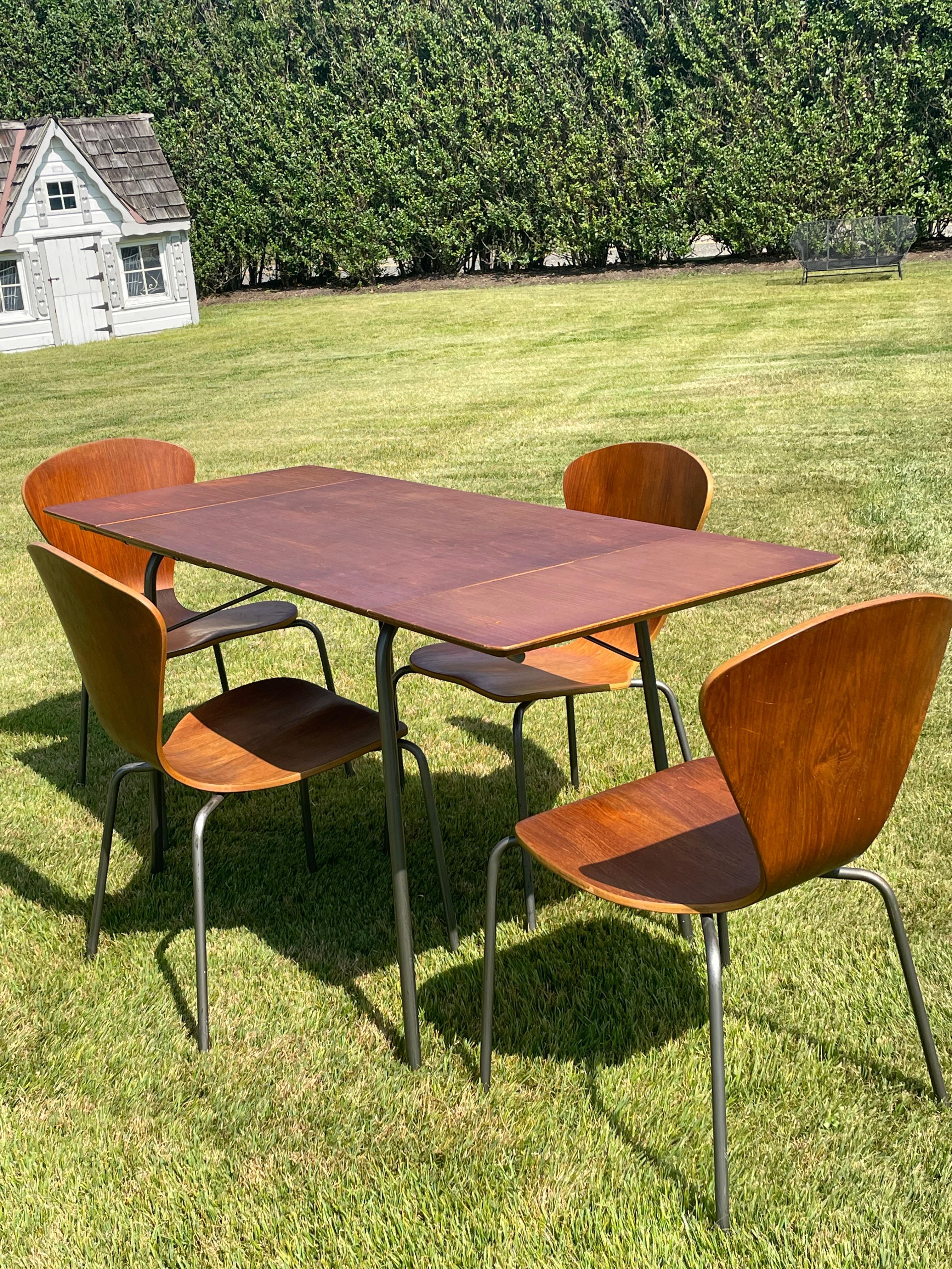 Mesa plegable de madera vintage con cuatro sillas de madera curvada al estilo de Arne Jacobsen en venta 3