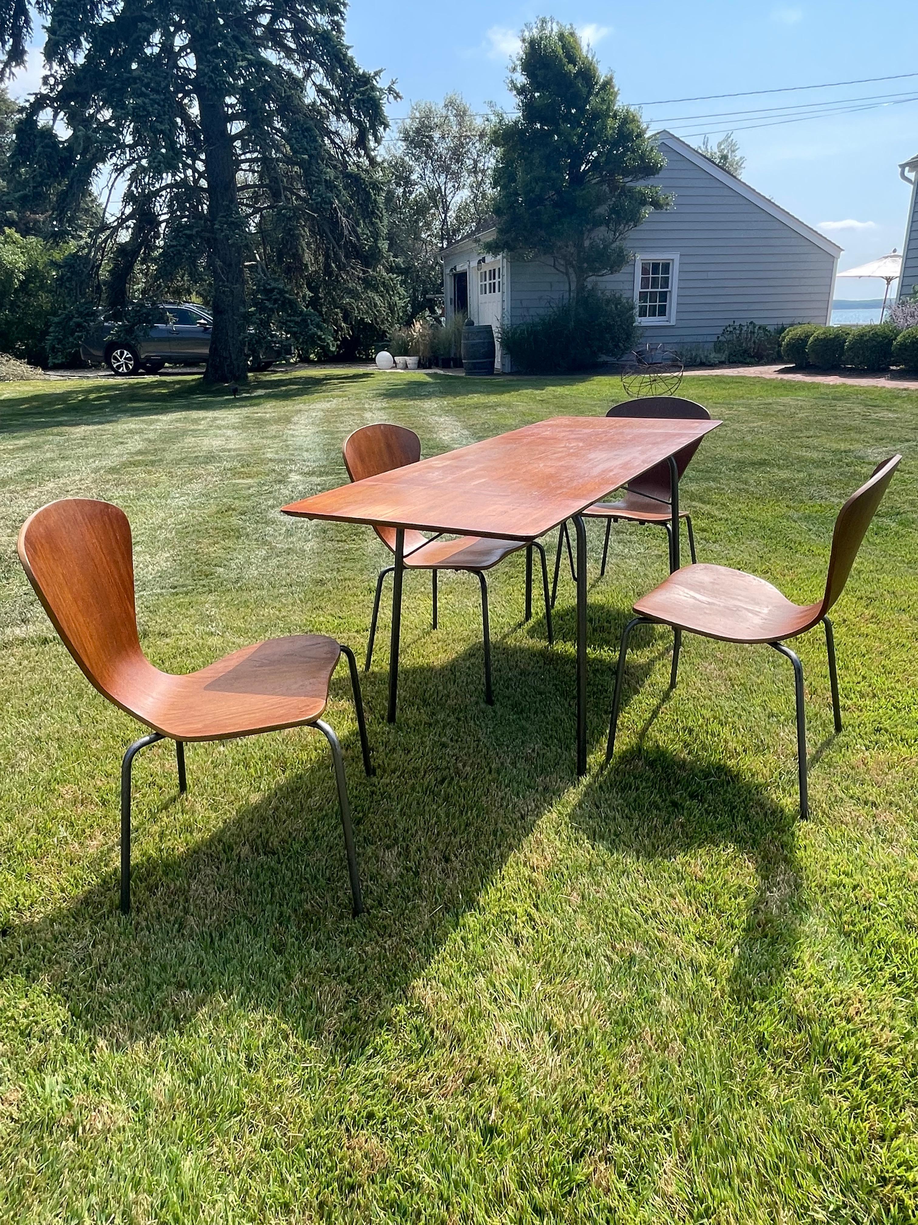 Mesa plegable de madera vintage con cuatro sillas de madera curvada al estilo de Arne Jacobsen en venta 4