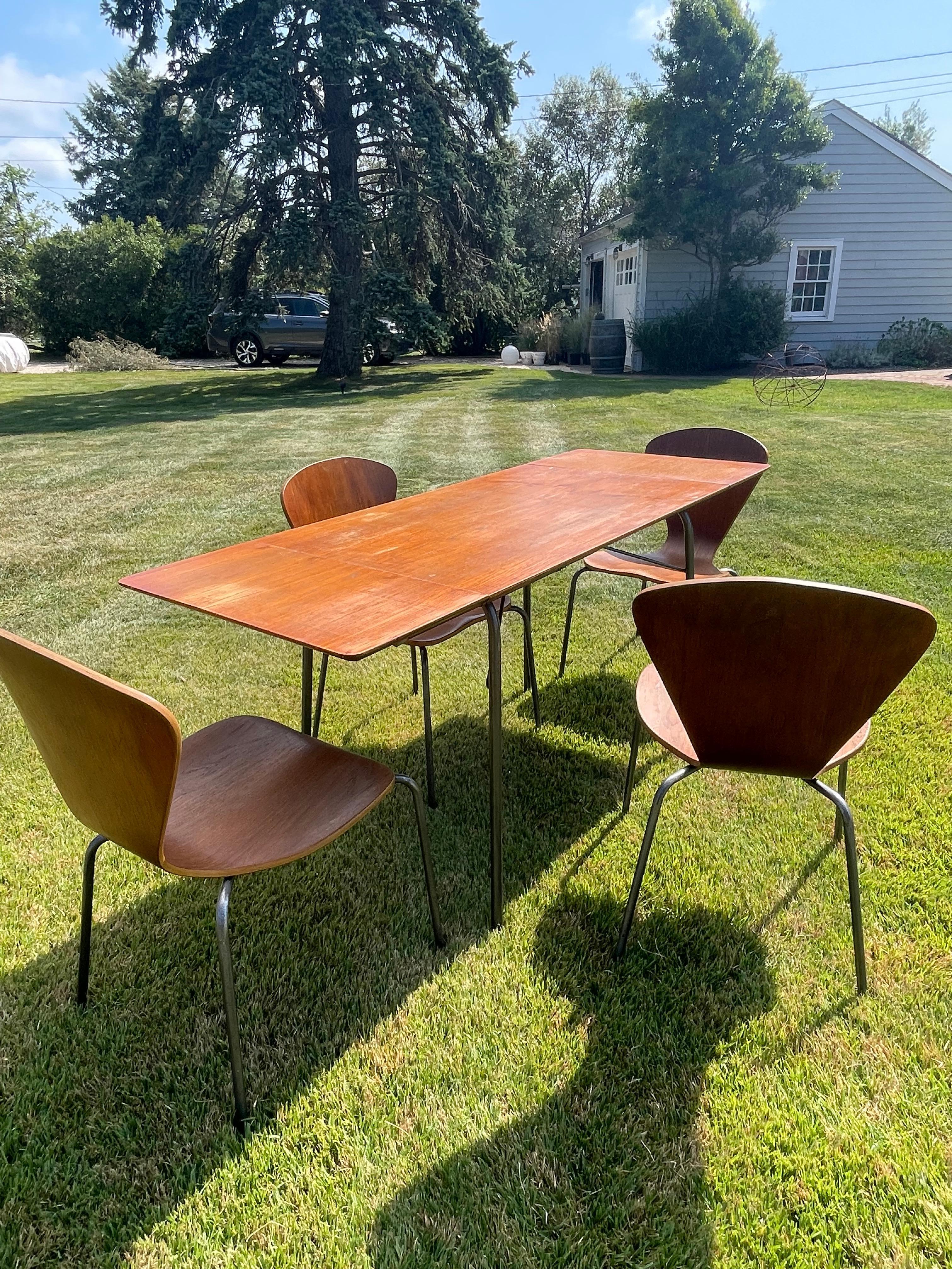 Mesa plegable de madera vintage con cuatro sillas de madera curvada al estilo de Arne Jacobsen en venta 5