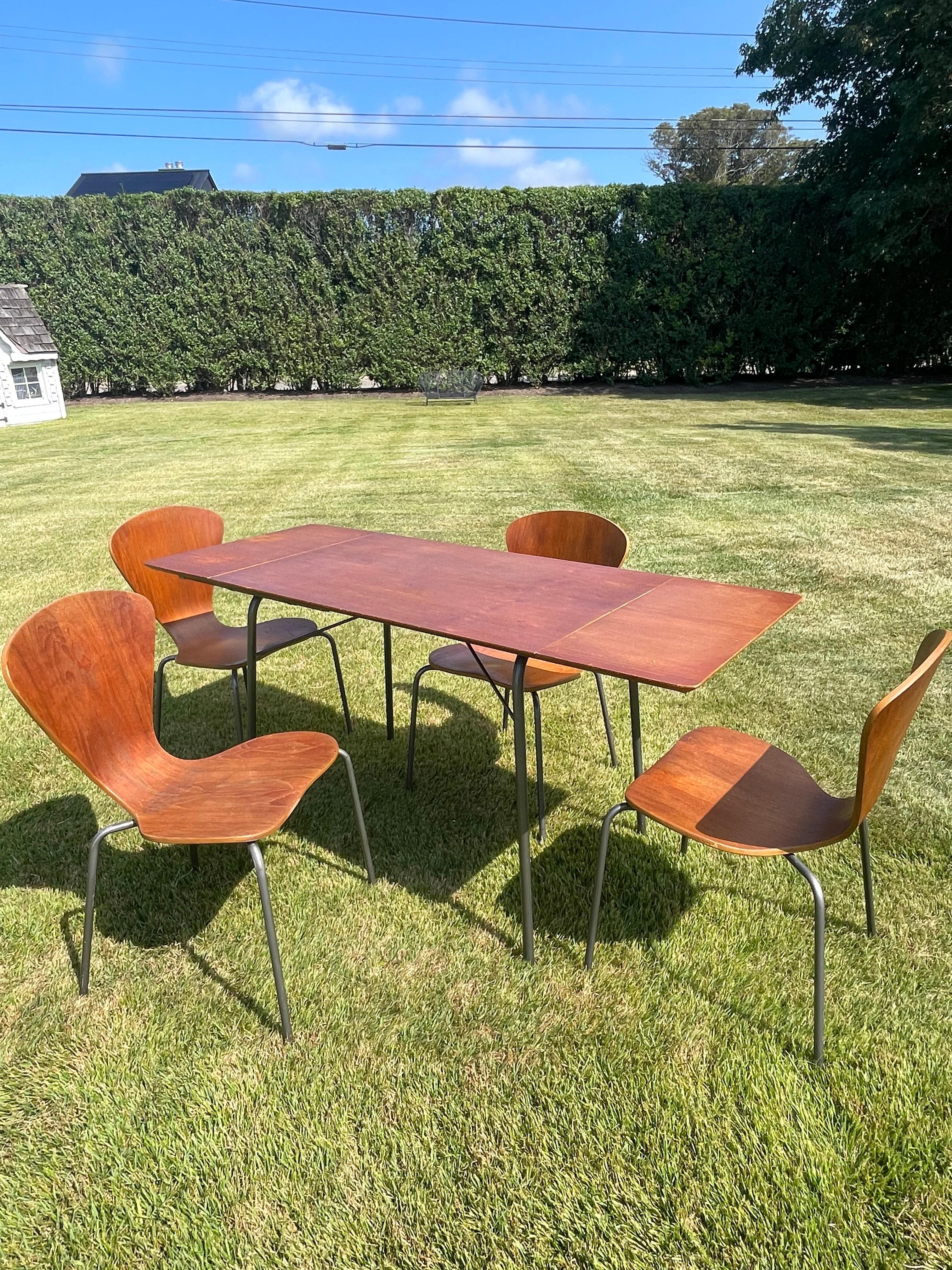 Mesa plegable de madera vintage con cuatro sillas de madera curvada al estilo de Arne Jacobsen en venta 6