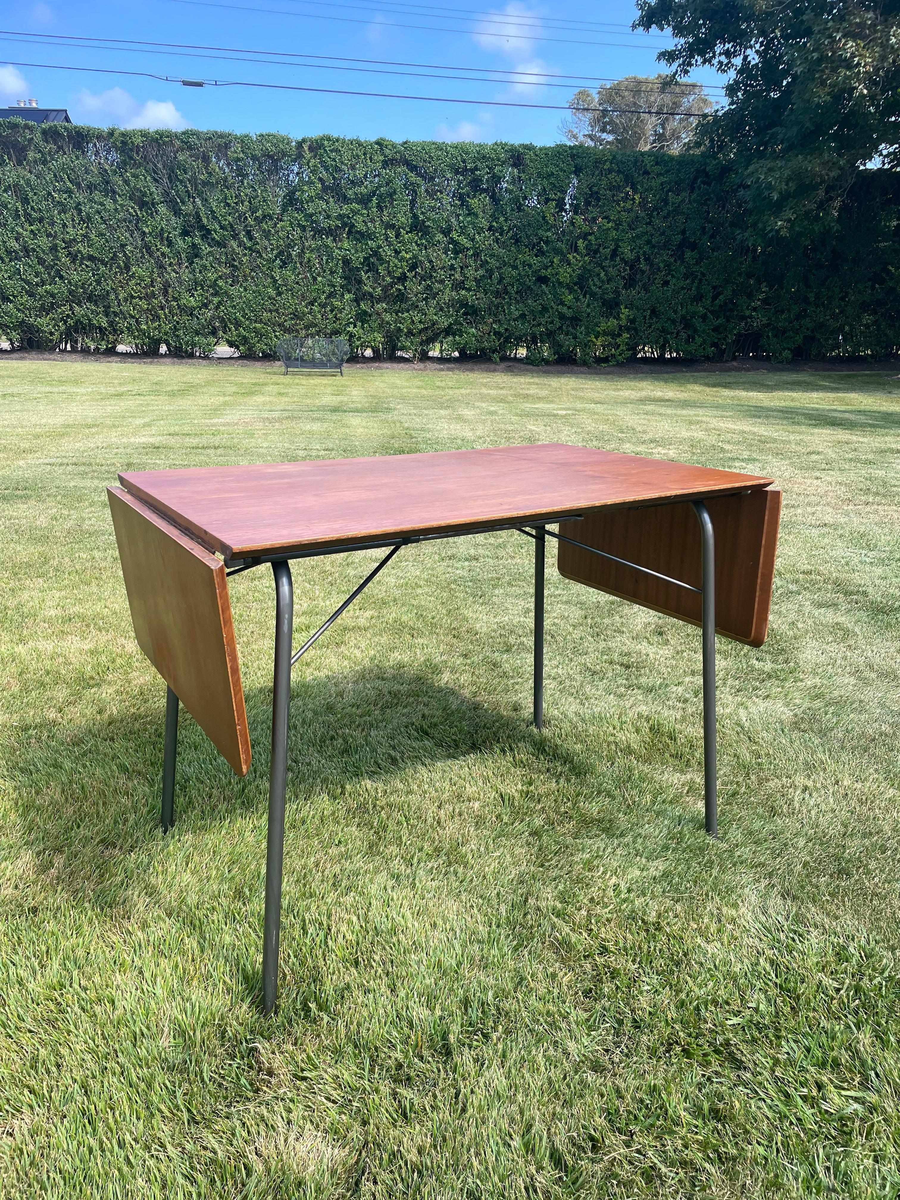 Mesa plegable de madera vintage con cuatro sillas de madera curvada al estilo de Arne Jacobsen en venta 8