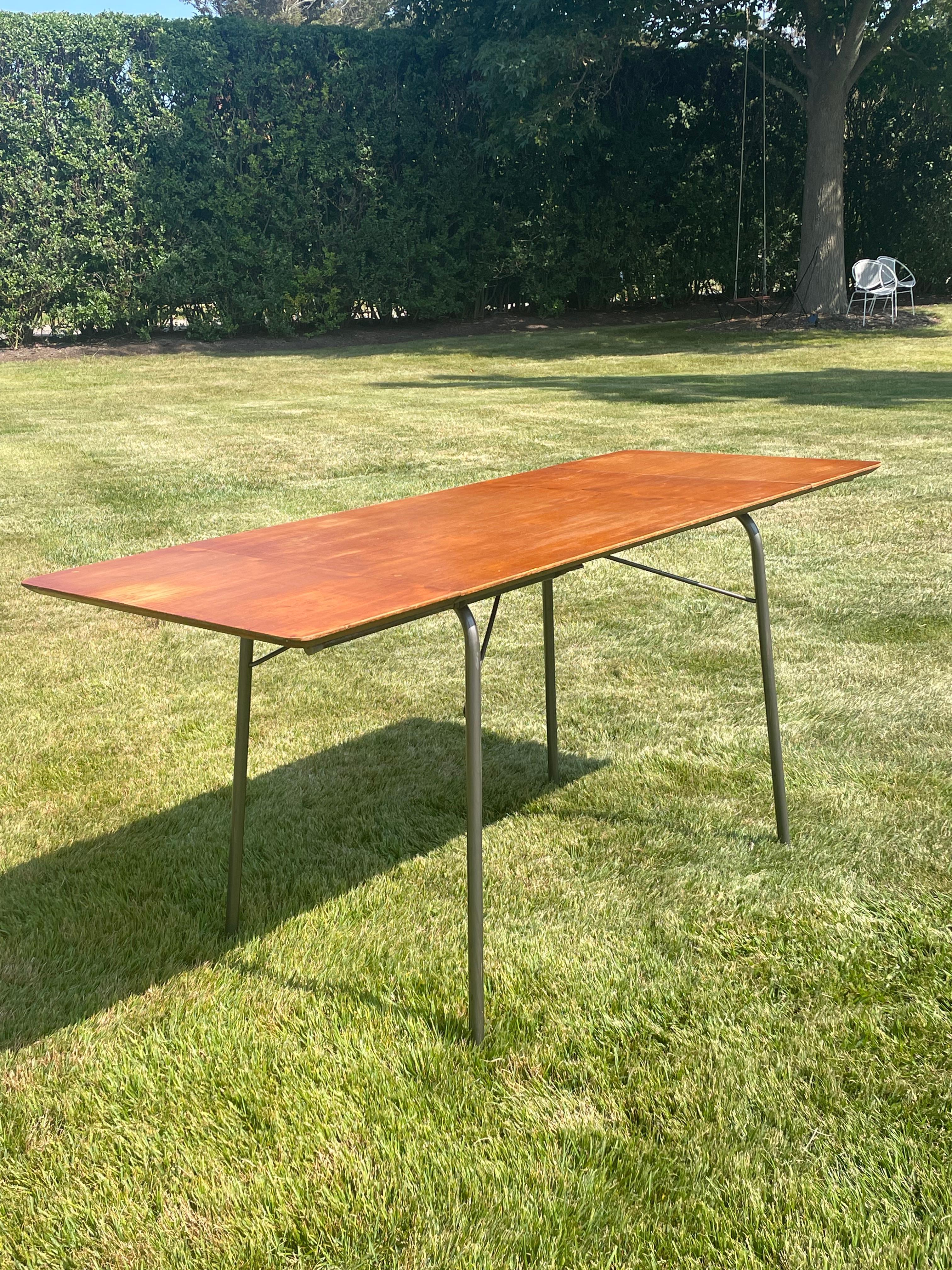 Mesa plegable de madera vintage con cuatro sillas de madera curvada al estilo de Arne Jacobsen en venta 10