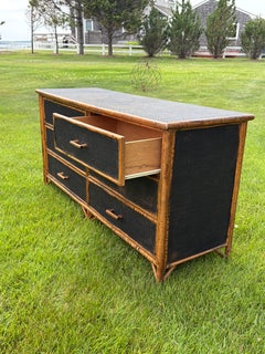 Comodino a 6 cassetti in stile coloniale britannico vintage, con finitura effetto bambù bruciato e rivestimento in tela di paglia