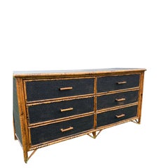 Comodino a 6 cassetti in stile coloniale britannico vintage, con finitura effetto bambù bruciato e rivestimento in tela di paglia
