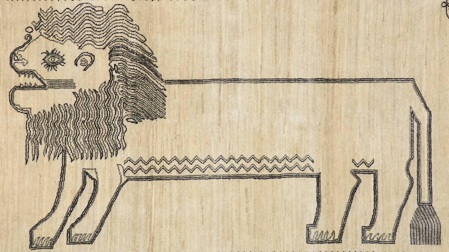 Ce tapis signature 2016 d'Orley Shabahang se compose d'un velours de laine et de soie et de teintures végétales biologiques. Créé en Iran, dans un village entourant la ville d'Arak, anciennement connue sous le nom de Sultanabad, le tapis est réalisé