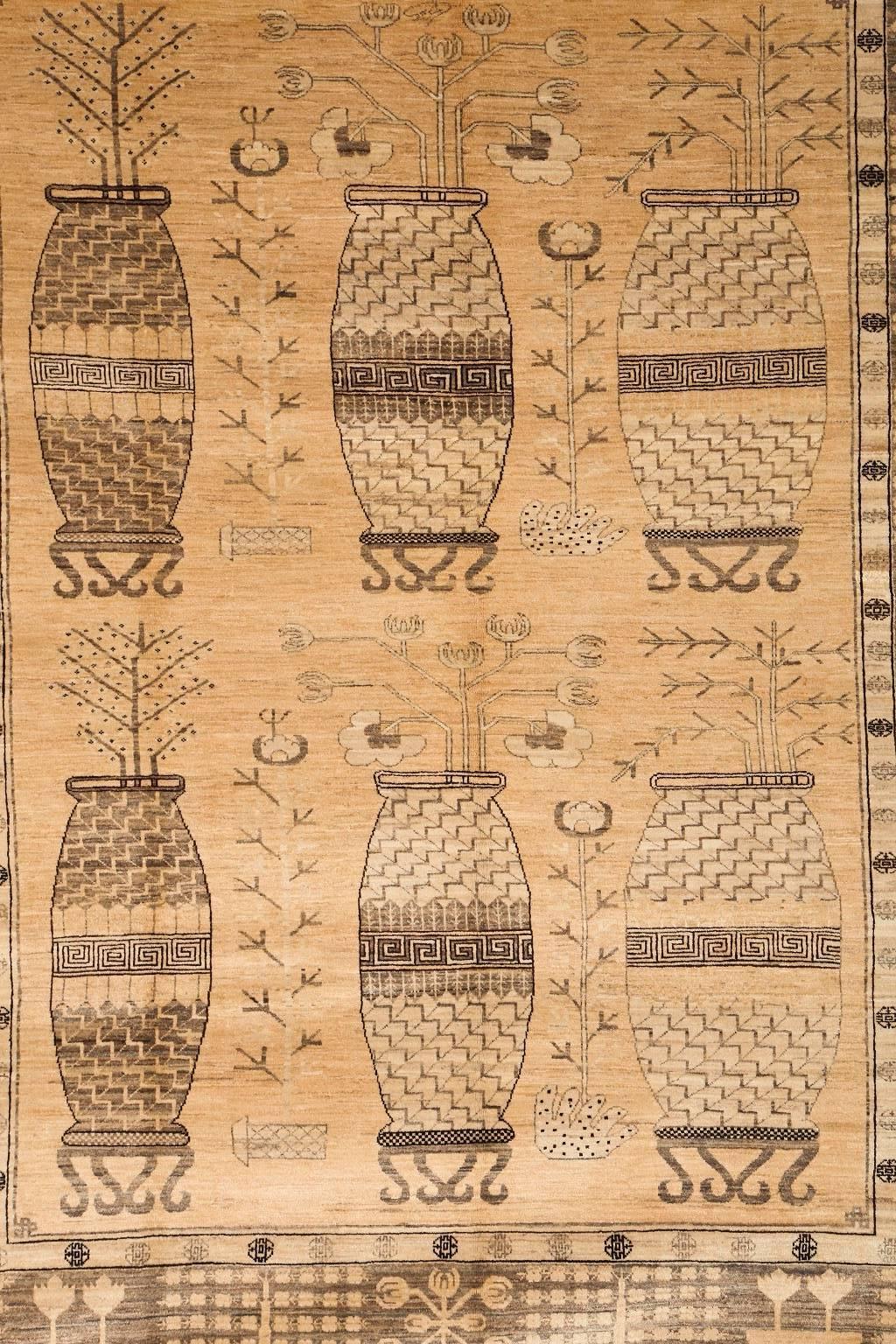Entdecken Sie zeitlose Eleganz mit diesem charakteristischen Orley Shabahang Perserteppich aus der begehrten Tribal Collection'S. Dieses Stück mit dem atemberaubenden Khotan-Muster ist sorgfältig von Hand geknüpft und besteht aus handgesponnener