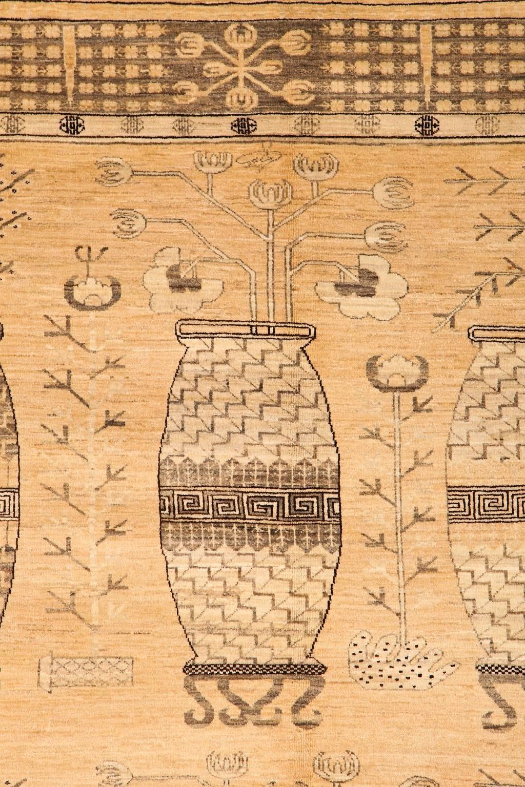 Neutraler persischer Khotan-Wollteppich aus Wolle, 8' x 10' (Handgeknüpft) im Angebot