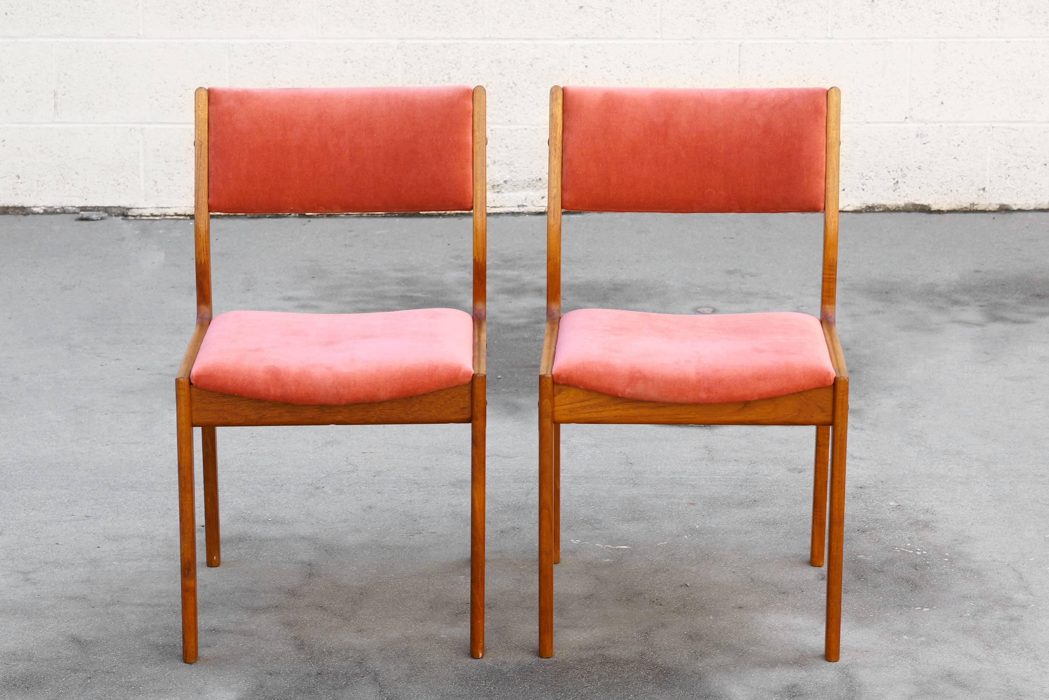 Beautifully designed Danish Modern style dining chairs, made in Singapore, circa 1960s. Reconditioned teak wood and reupholstered seats in high quality velvet. 

Dimensions: 18