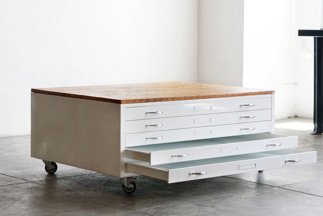 Flat File Coffee Table in High Gloss White with Reclaimed Wood (Industriell) im Angebot