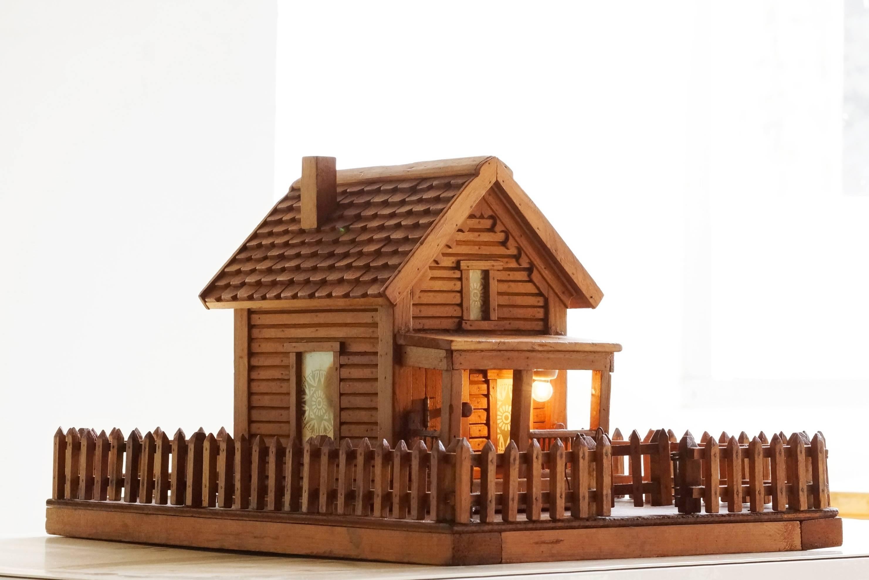 American Folk Art Log Cabin With Porch Light In Good Condition For Sale In Alhambra, CA