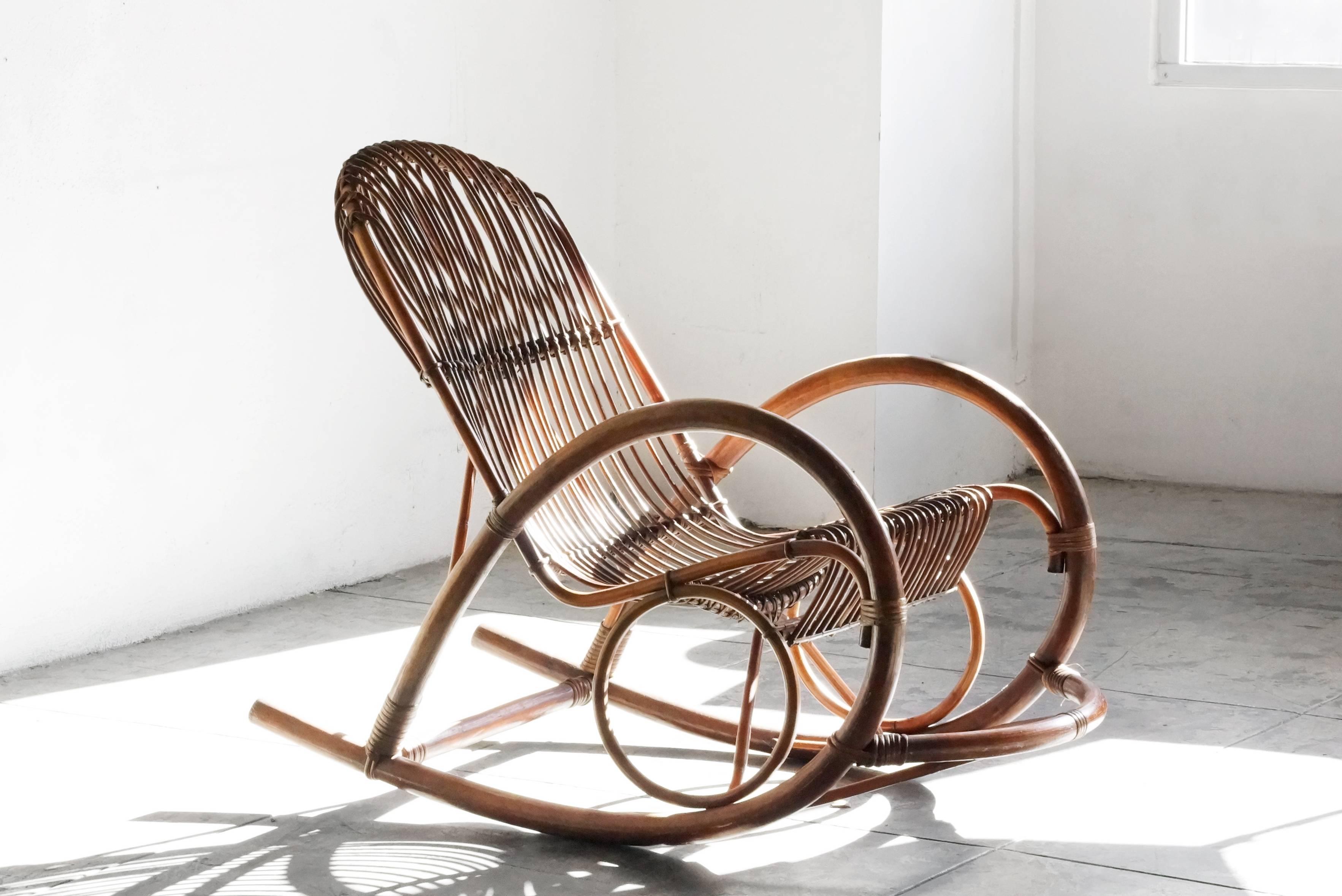 Iconic 1960s rocking chair in bent rattan by Italian architect and designer Franco Albini. Modern yet rustic, this laid back piece is in excellent condition.

Dimensions: 42