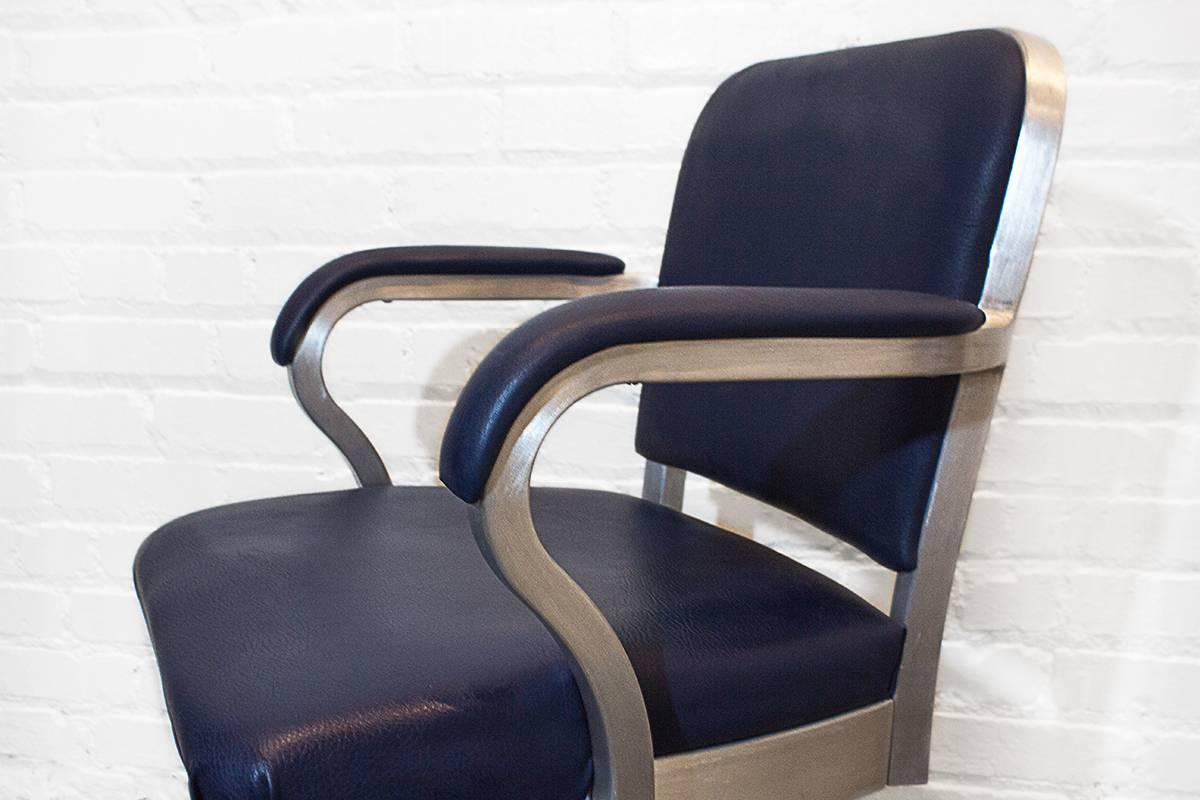 Classic Emeco aluminum steno chair. Refreshed and sealed aluminum. New leather like blue vinyl. Adjustable tilt and height mechanism.

Dimensions: 18