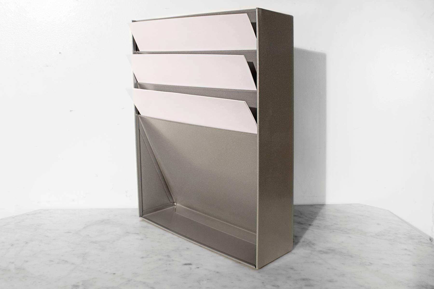 1960s retro office file/ magazine holder stripped and freshly powder coated in silver metallic. Features three paper slots sure to keep your Mid-Century Modern desk in tip-top shape. Easily wall-mounts.

Dimensions: 4" D x 11.5" W x