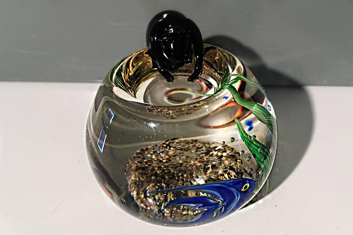 Rare Correia art glass paperweight with three dimensional cat on a fishbowl features two Angelfish and vegetation. Gold and silver fleck ocean floor.
Signed: Correia. WCL 1553. 14.92.9 Ears are chipped off

Measures: 3" diameter x 2"