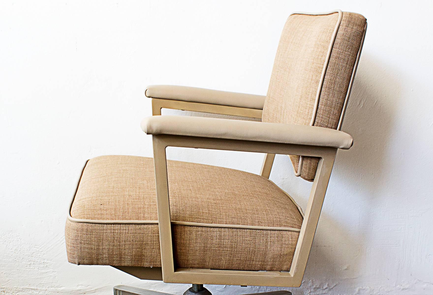 Classic pair of 1970s tanker-style office chairs by Steelcase. Newly reupholstered in cream linen and high-quality vinyl. Swivels, rolls and adjusts. Sold as a pair. 

Dimensions: 19