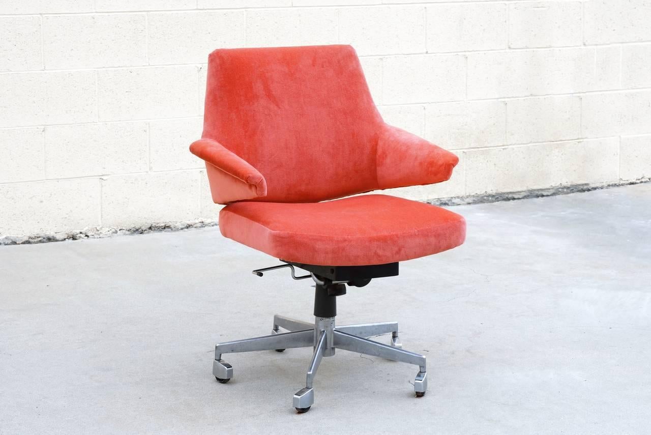 Rare and awesome Danish modern desk chair designed by Jacob Jensen for Labofa Mobler, circa 1960s. Manufactured in Denmark, this beautifully designed chair is constructed of a cast aluminum base with chrome caster and newly reupholstered in salmon