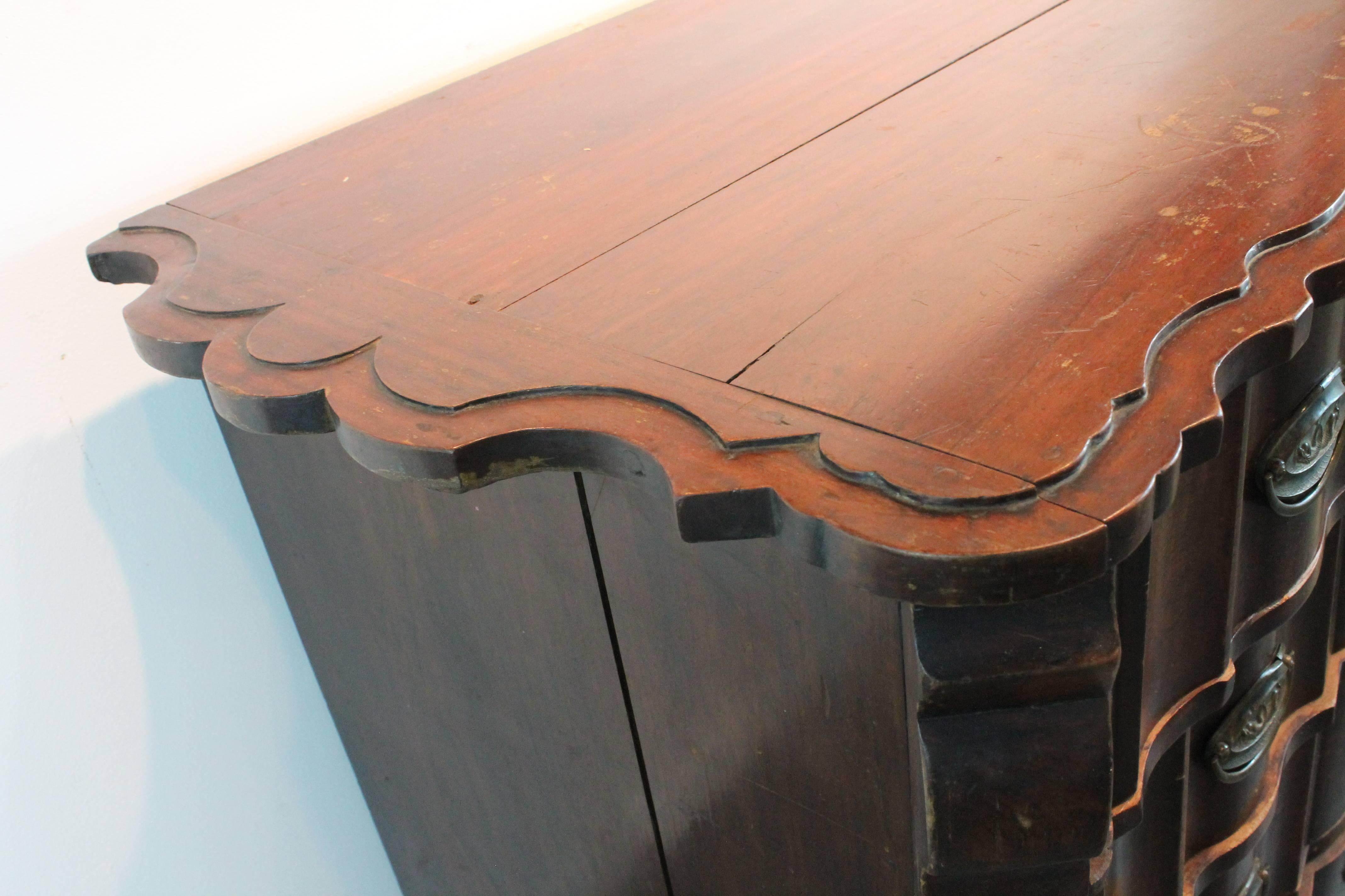 18th Century Serpentine Front Dresser In Good Condition In 3 Oaks, MI