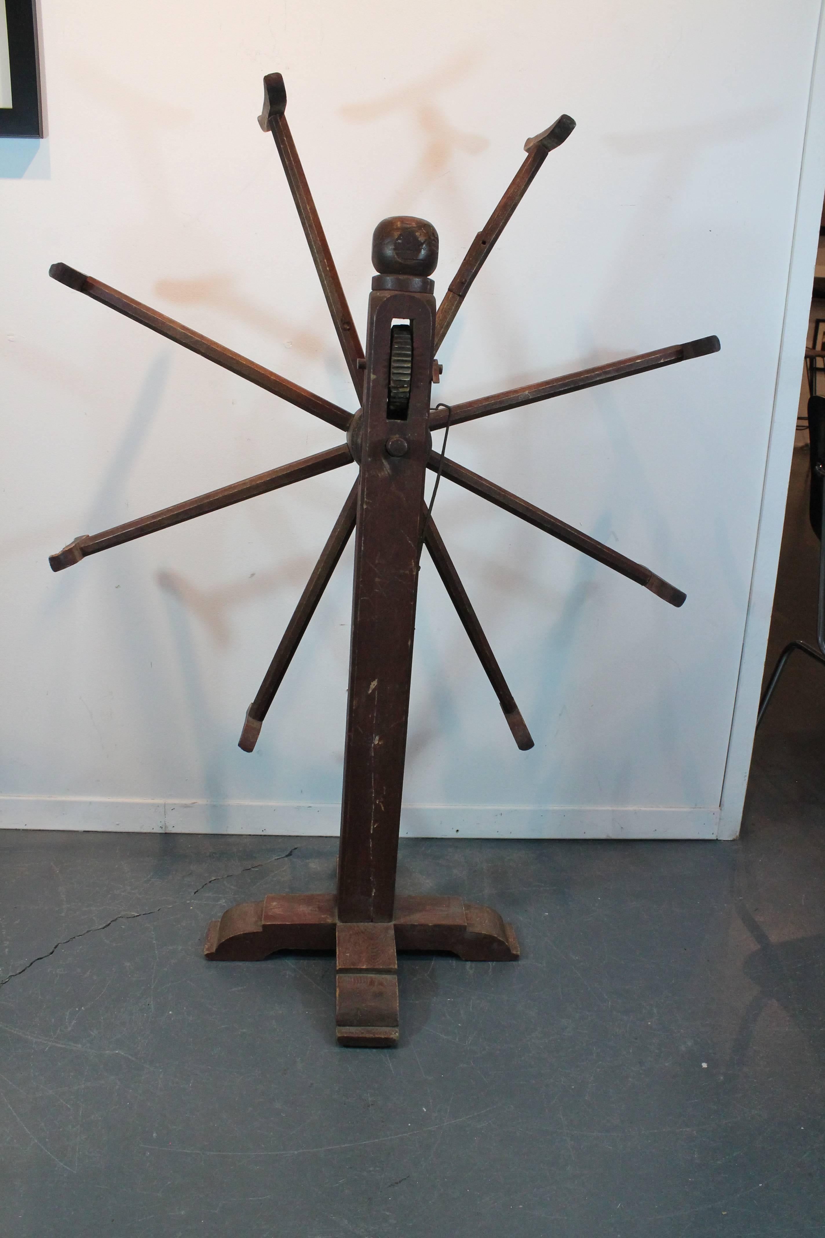 Early 19th Century Polychrome Yarn Winder In Excellent Condition For Sale In 3 Oaks, MI