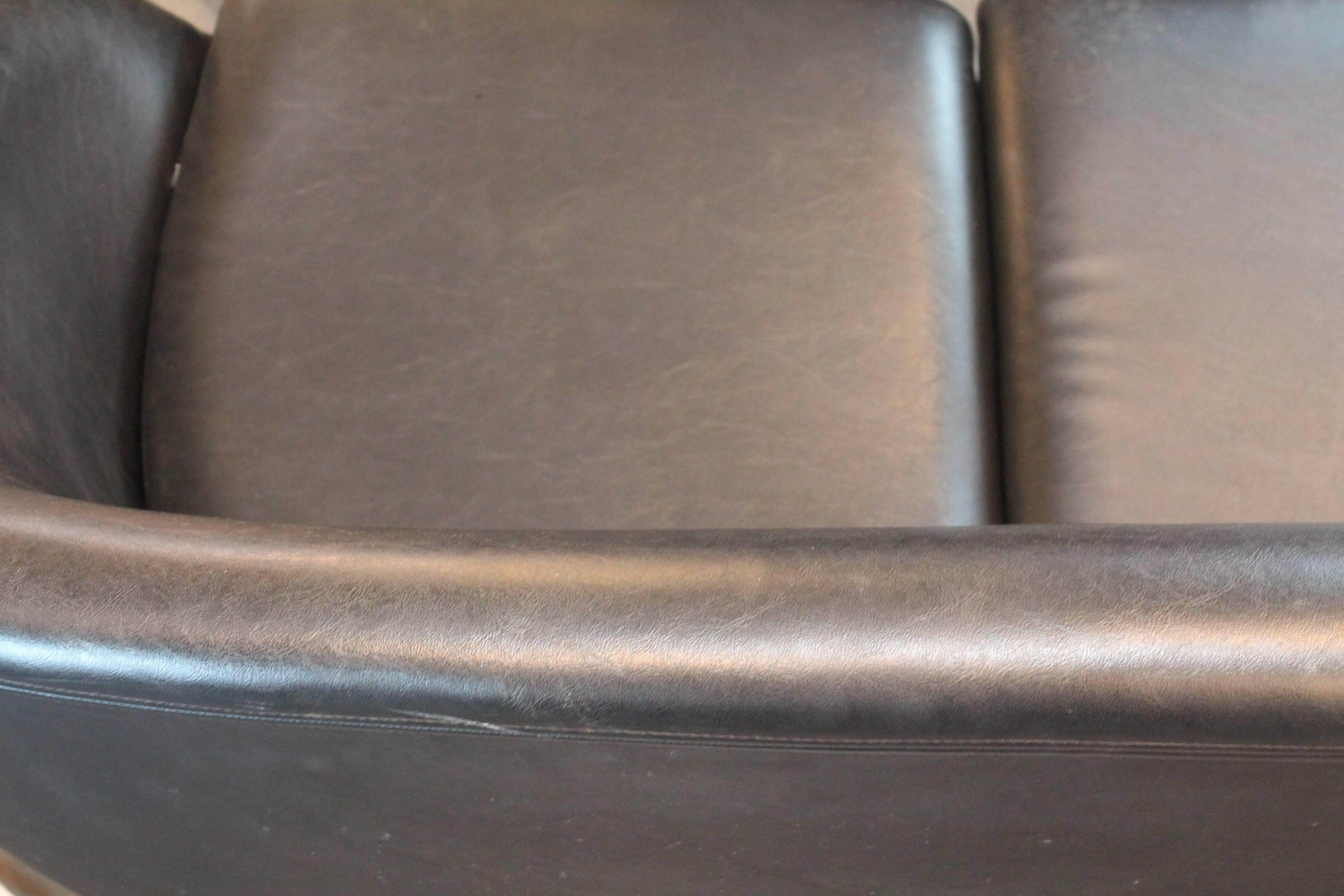 1960s Overman Sofa In Excellent Condition For Sale In 3 Oaks, MI