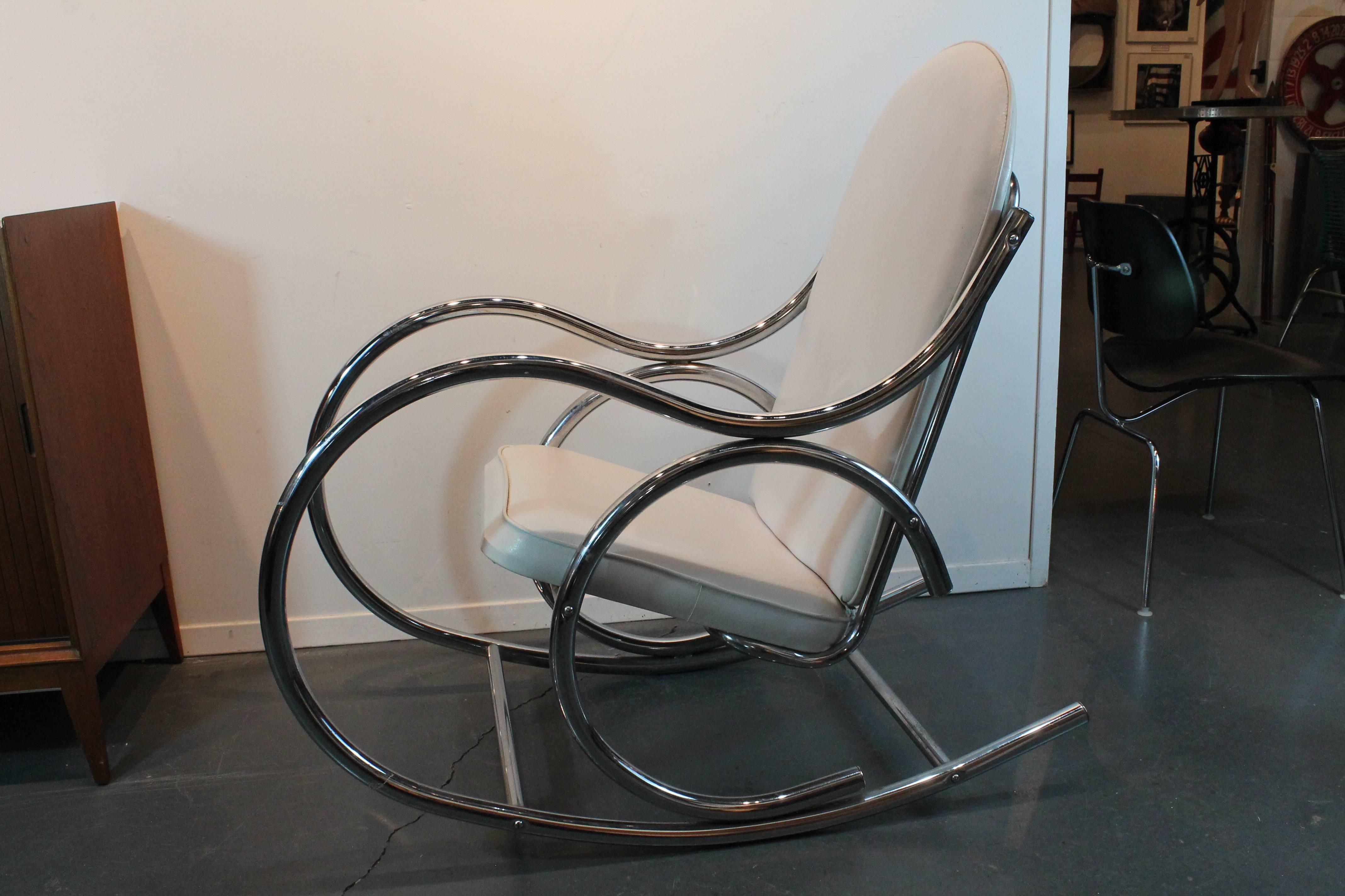 Great modernized Thonet inspired rocking chair in chromed tubular steel with a white vinyl seat and back.
Wonderful profile and very sculptural!