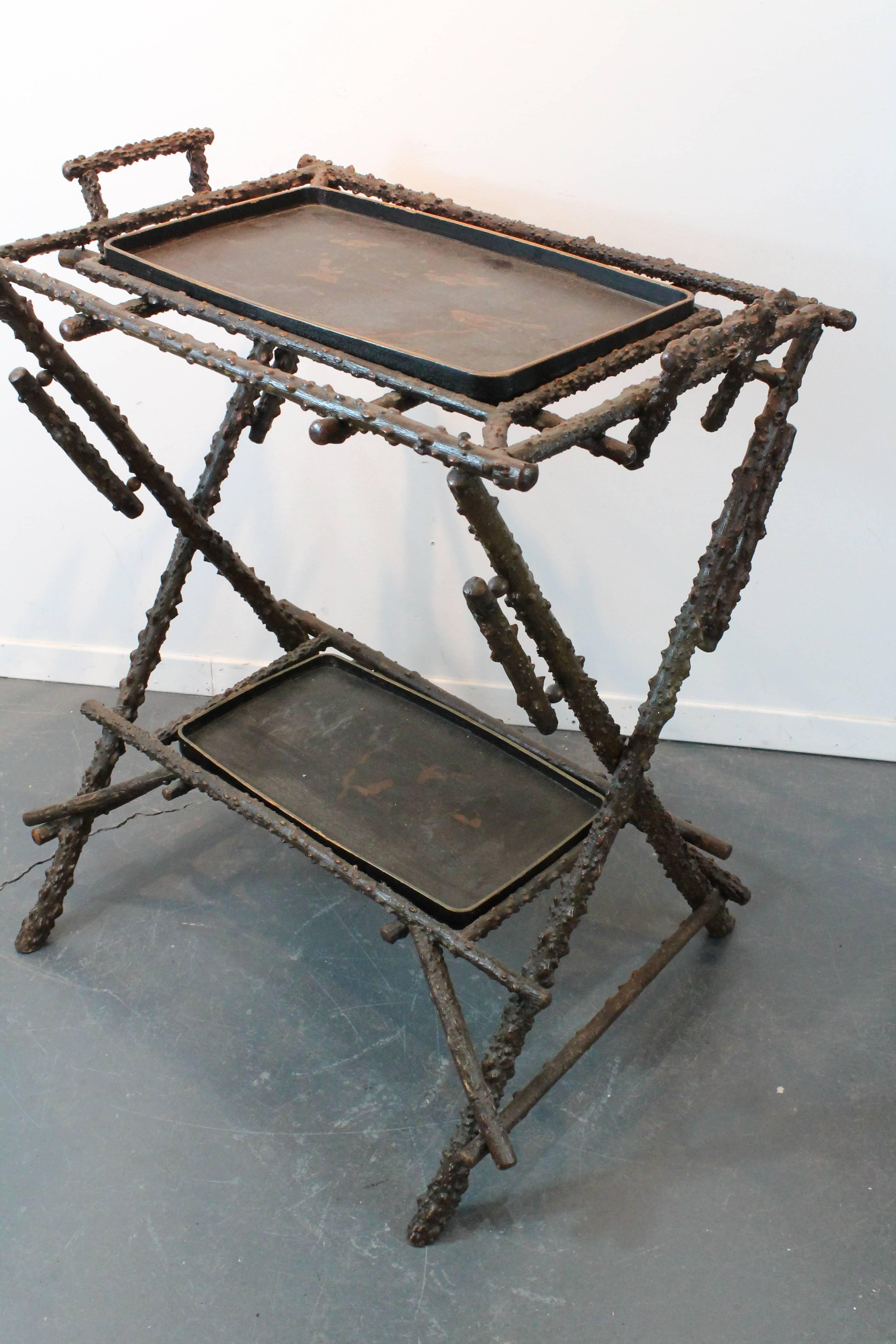 19th Century Chinese Two-Tiered Knotted Wood and Removable Lacquered Tray Tea Table For Sale